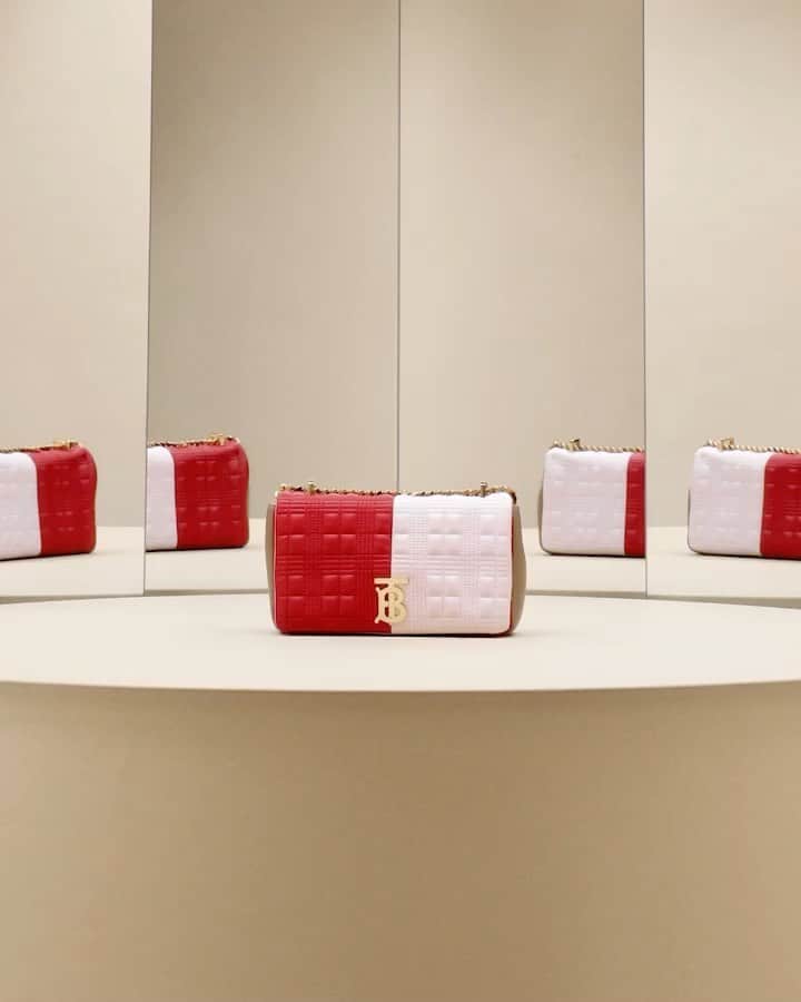 のインスタグラム：「Colour clash . A fresh iteration of the #LolaBag for #BurberryPreAW20 – crafted from tri-tone quilted leather and detailed with our #ThomasBurberryMonogram hardware . #Burberry .  Music by @lilocox_」