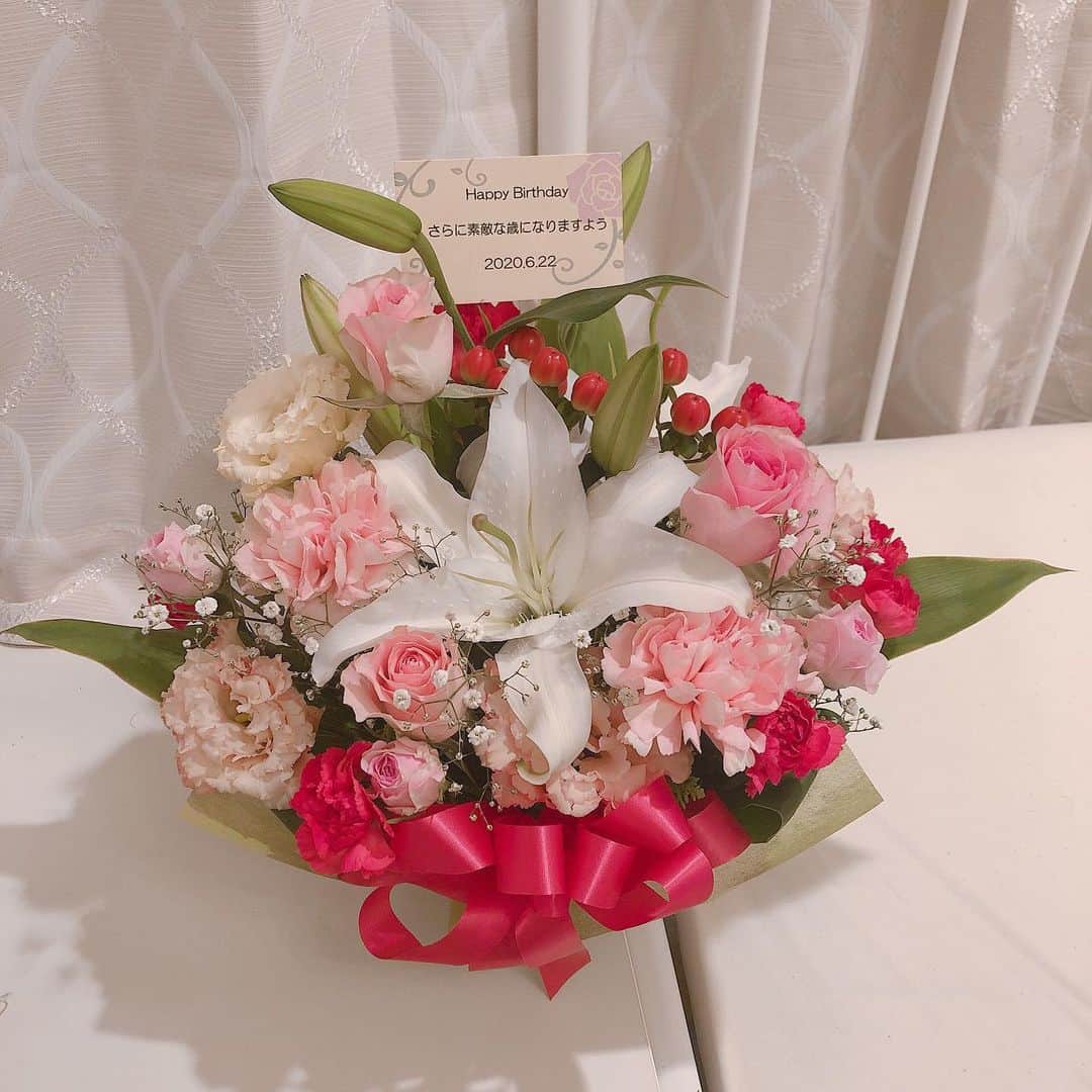 太田理恵さんのインスタグラム写真 - (太田理恵Instagram)「28歳になりました。 早速ファンの方からもお祝いギフトを頂きました！ ありがとうございます✨」6月22日 18時20分 - rie_ota_0622