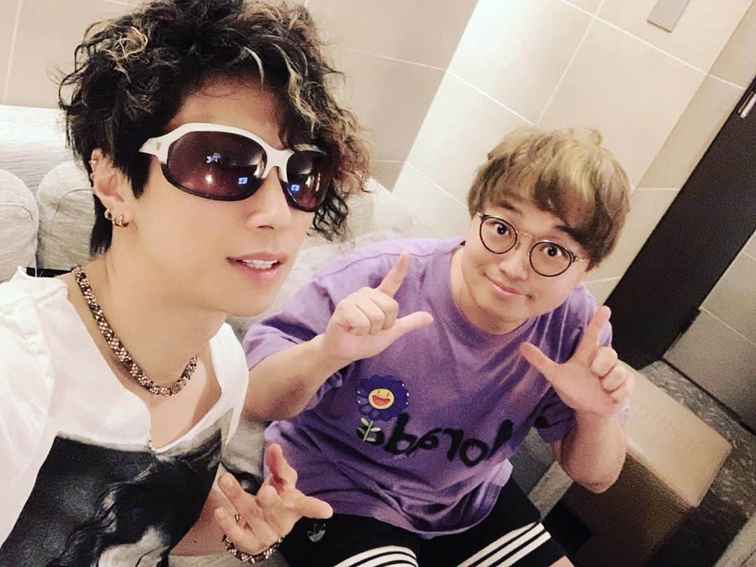 はぎちゃんさんのインスタグラム写真 - (はぎちゃんInstagram)「GACKT兄さんにクリソツのモノマネ芸人TATSUYAさん😳 #GACKT さん #じゃなくて #TATSUYA さん #モノマネ #あたくしが最近モノマネしてなくても言われるのは #近藤春菜　さん #純烈 #酒井一圭　さん #インドネシアのタバコ吸う子供 #もうええわ」6月22日 18時31分 - hagichan0524