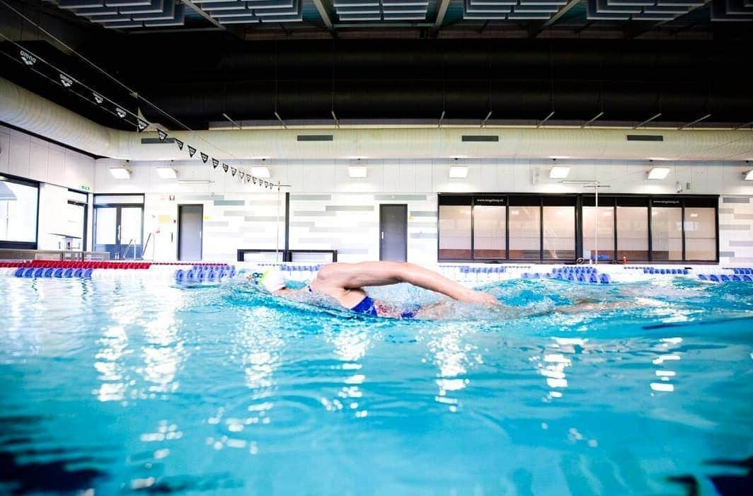 フェムケ・ヘームスケルクさんのインスタグラム写真 - (フェムケ・ヘームスケルクInstagram)「B A C K 💦💙 And practicing social distance 🤪 . . . #Eindhoven #MondayMotivation 📸 : @photography_annereitsma」6月22日 18時22分 - femheemskerk