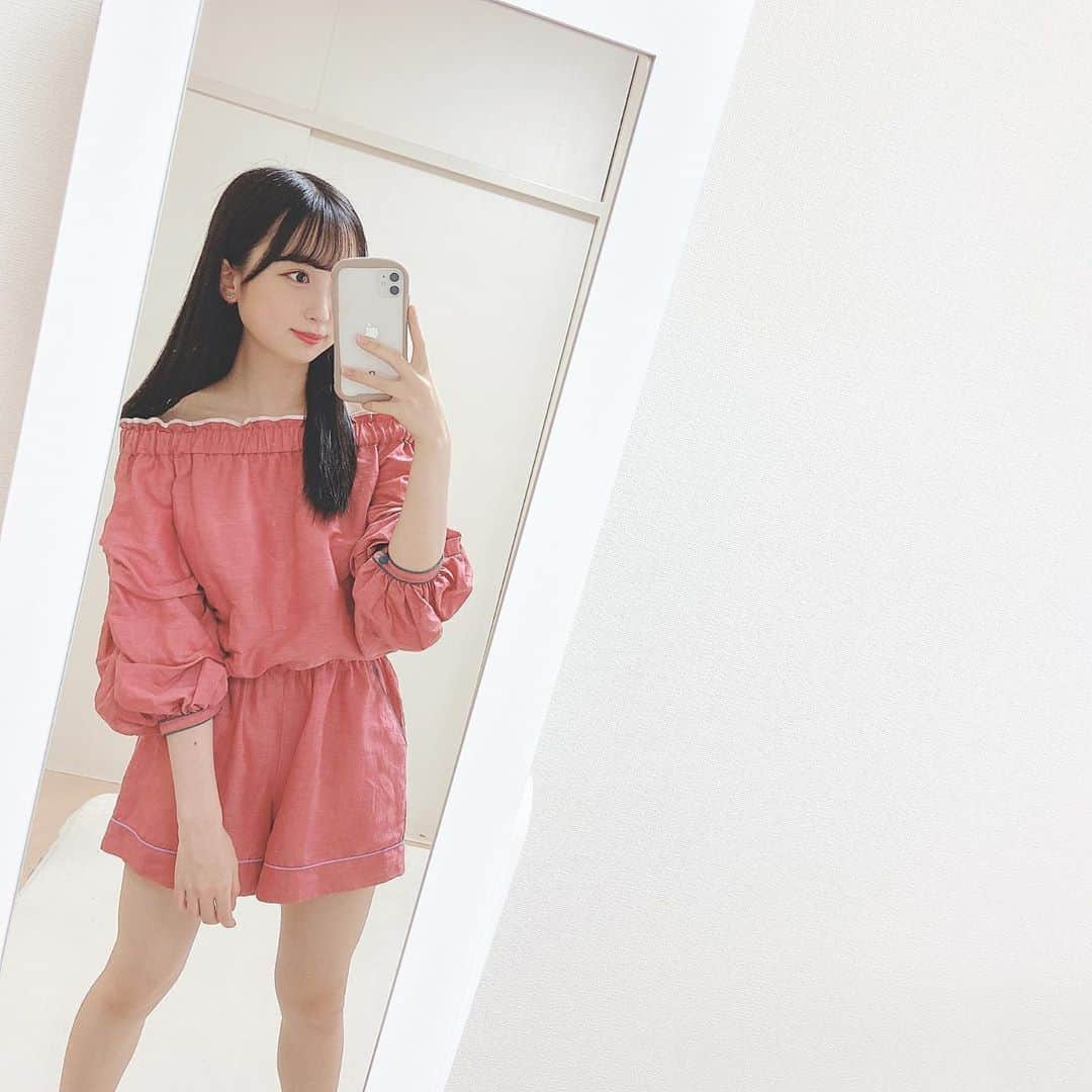 渡部愛加里さんのインスタグラム写真 - (渡部愛加里Instagram)「お気に入りのお洋服…😶﻿ ﻿ この服はなんとさっしーさんからのお下がりなのです…！！﻿ ﻿ 大好きなピンク〜🍓﻿ めちゃくちゃ可愛くてお気に入り(;o;)！！﻿ ﻿ ﻿ 着こなせるように頑張るぞ〜！！！✊🏻﻿ ﻿ ﻿ ﻿ #ootd #ファッション #夏コーデ #pink #ピンク #オフショルダー #153cmコーデ #コーデ #achanコーデ」6月22日 18時24分 - akarin_1018