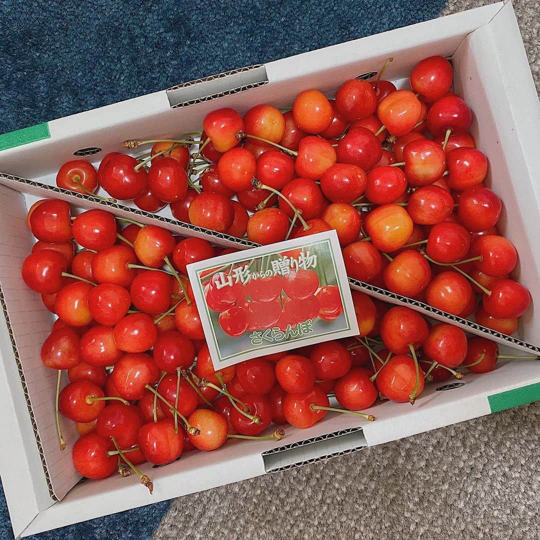 鈴木芳奈のインスタグラム：「今年もこの季節がきたーっっっ🍒 山形から届いたよ〜 地元 #山形県 の #さくらんぼ  #佐藤錦 めちゃくちゃ肉厚で、甘かった…👀 大切に大切に育ててくれた方の愛が一粒一粒ずつ、伝わってくるよ〜 すっごく贅沢です✨🌈 皆んなもぜひ食べてみて🍒🍒🍒 #地元の名物 #他にも美味しいものいっぱい #山形といえばさくらんぼ」