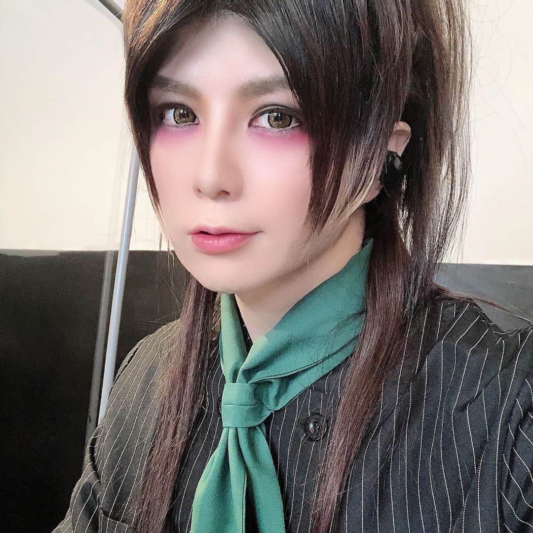 葵のインスタグラム：「20日のでこぽんの時の写真。アー写撮影の時のメイクにしてもらったから 写真では盛れに盛れてるけど、動画だとちょっとダブルラインが強めに出てしまっていたな。てか、自分が下向く仕草が多かったんだけど。 とりあえず盛れメイクに盛り髪なんで残しとこう😌 #向日 葵 #でこぽん #地雷メイク #ってなんぞや」