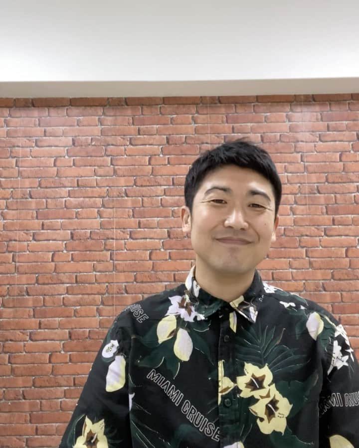 レイチェルのインスタグラム：「香水ギャグ。  たまには新喜劇バージョンもね。  by 瑛チェル。  そしたら、まさかの。  #吉本自宅劇場 #吉本新喜劇 #レイチェル #瑛人 さん #名曲 #香水 #ギャグ #瑛チェル #今回は #新喜劇バージョン #そしたらまさかの #ご本人登場 #マジで３ヶ月以上ぶりに会いましたよ #しかし #オンラインで会い過ぎてて #新鮮味は１ミリも感じませんでしたよ #こんな時期やし #フェイスシールドしてるのかと思ったら #前歯でしたよ #流石 #吉田裕 兄さん #ですよね #とか言っちゃって #😋✨✨✨」
