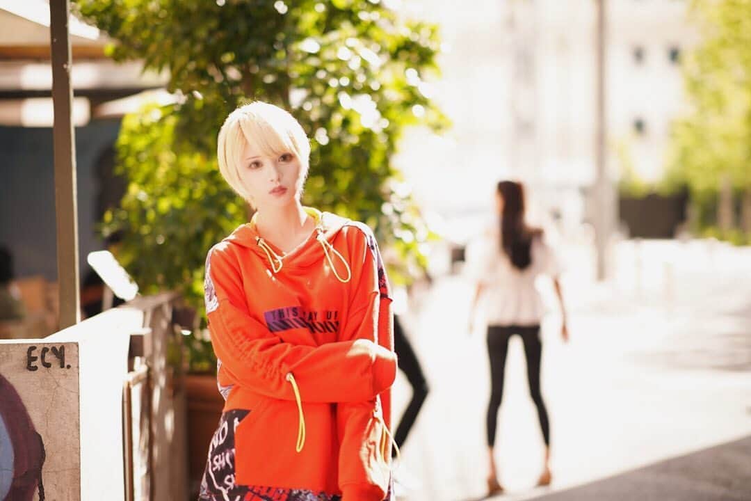 侑季美怜のインスタグラム：「人が変わるには3つの方法があって、 ・ ・ 住む場所を変えるか 時間配分を変えるか 人間関係を変えるか ・ ・ この3つの要素でしか人は変われないらしい。 ・ ・ 最も無意味なのが「決意を新たにする」こと。 ・ ・ ・ 5年前の私とは 住む場所も時間配分も人間関係も 全てが変わった。 あの頃の私はいないって言い切れる。 こうやって人間って変わってくんだな。 ・ ・ ・  #金髪ショート #ショートヘア　#ミニーショート　#金髪　#ハーフ　#韓日ハーフ　#モデル　#美人　#女優　#東京　#beauty  #girl #japanese #セクシー　#可愛い　#美脚　#谷間　#キャバ嬢　#キャバ　#おしゃれ　#ファッション　#ブランド　#美容　#エステ　#ネイル　#ヘアモデル　#脱毛　#ダイエット」