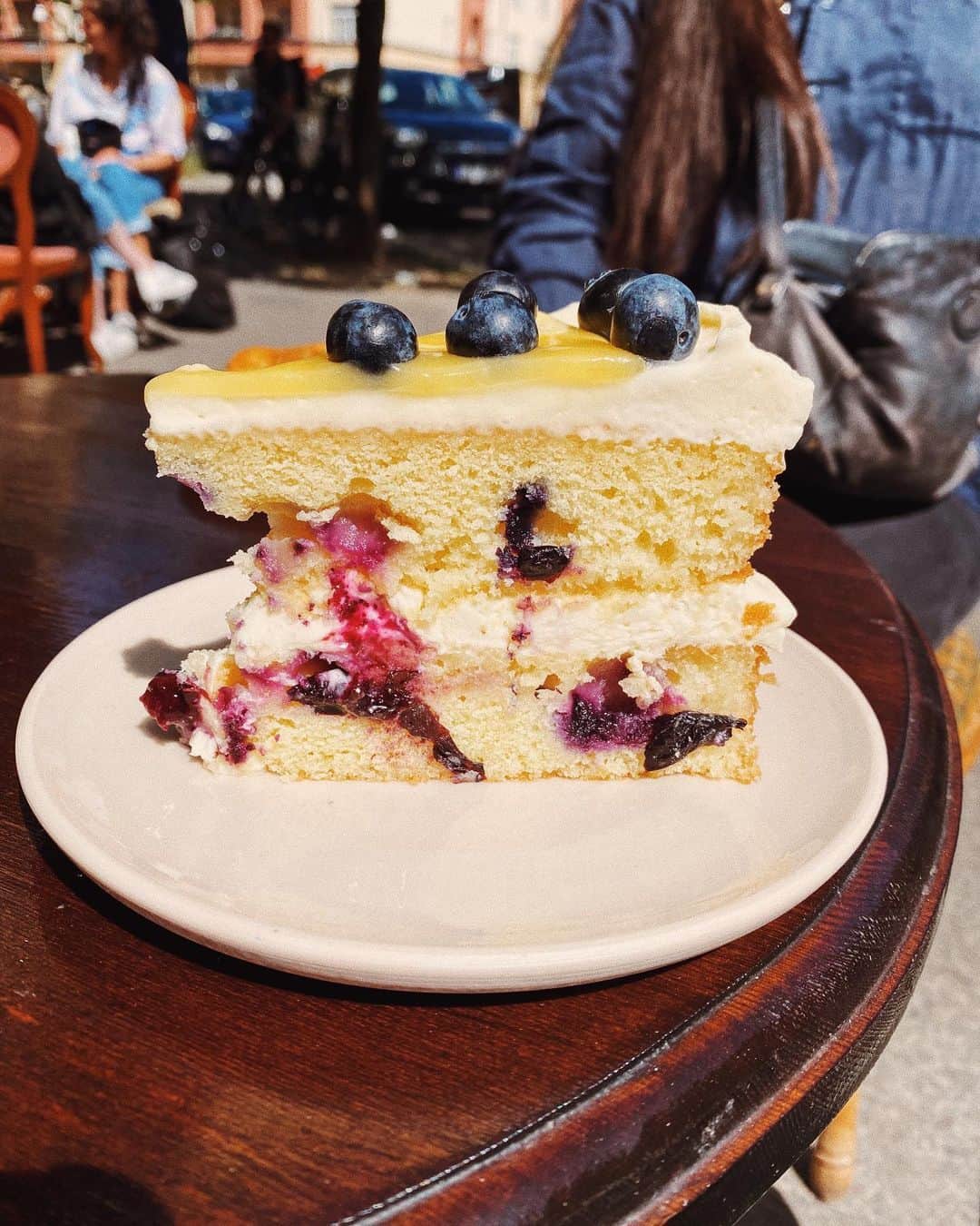 STIL IN BERLINのインスタグラム：「If you follow me for some time you already know: I like cake. Like this lemon cheesecake with blueberry by @dilekerei  #berlinfood #foodinberlin #berlinfoodie #foodieberlin #berlinfoodguide #visit_berlin」