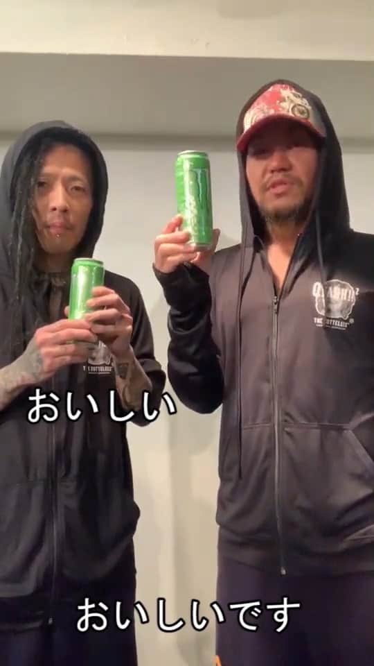 マキシマム ザ ホルモンのインスタグラム：「ホルモンの “お喋りが得意じゃない方” ことマキシマムザ亮君と上ちゃんのレアコンビが、 モンスターエナジーの新商品「ウルトラパラダイス」を一足先に試飲しました。 メディア班抜きで収められた珍しいコメントムービーを皆様ご覧ください！ #6月30日新発売 #ウルトラパラダイス #MonsterEnergy #UltraParadise #ホルモンなのにうるさくない #ドレッドエクステ付ける前に撮影した」