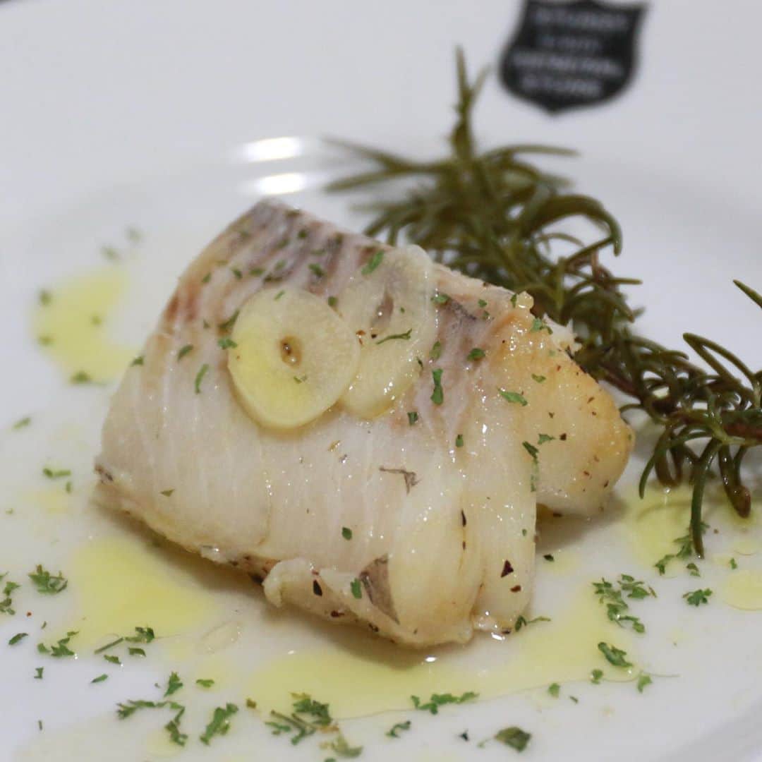 馬場裕之のインスタグラム：「タラのソテー🐟 『材料』 すきみだら245g（塩漬乾燥させたすきみだらでは無い生のタラです）（タラの切り身です） 塩、胡椒適量 オリーブオイル大さじ2 酒大さじ1 あればローズマリー1本（タイムやドライハーブなどでも） ①たらの水分をキッチンペーパーで拭き取り、食べやすいサイズに切り分けます。 ②フライパンに塩をまんべんなく散らしその上にタラを乗せ、上から塩胡椒を振ります。 ③ニンニクスライス（長ネギの青い所や生姜に変えても）、ローズマリー（入れなくても大丈夫です）、オリーブオイル、お酒を入れて蓋をして、中火で2分、弱火で4分加熱したら完成です。 厚みがあって火が入るか心配な場合は弱火にするタイミングで裏返して下さい。 すきみだらが最近安くて、とっても食べやすい魚なので是非作ってみてください。 あえてオリーブオイル多めなので少し身を残してほぐしてバゲットに乗せて食べたり、パスタソースにして粉チーズをかけて食べると次の日も楽しめますよ😁 #おうち時間  #おうちごはん  #吉本自宅劇場  #馬場ごはん」