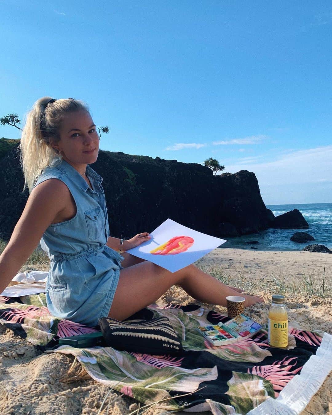 フェリシティー・パルマティアーのインスタグラム：「The perfect drink to accompany my art time @nudiejuice 👩🏼‍🎨😌 #nudiejuice #nothingbut」