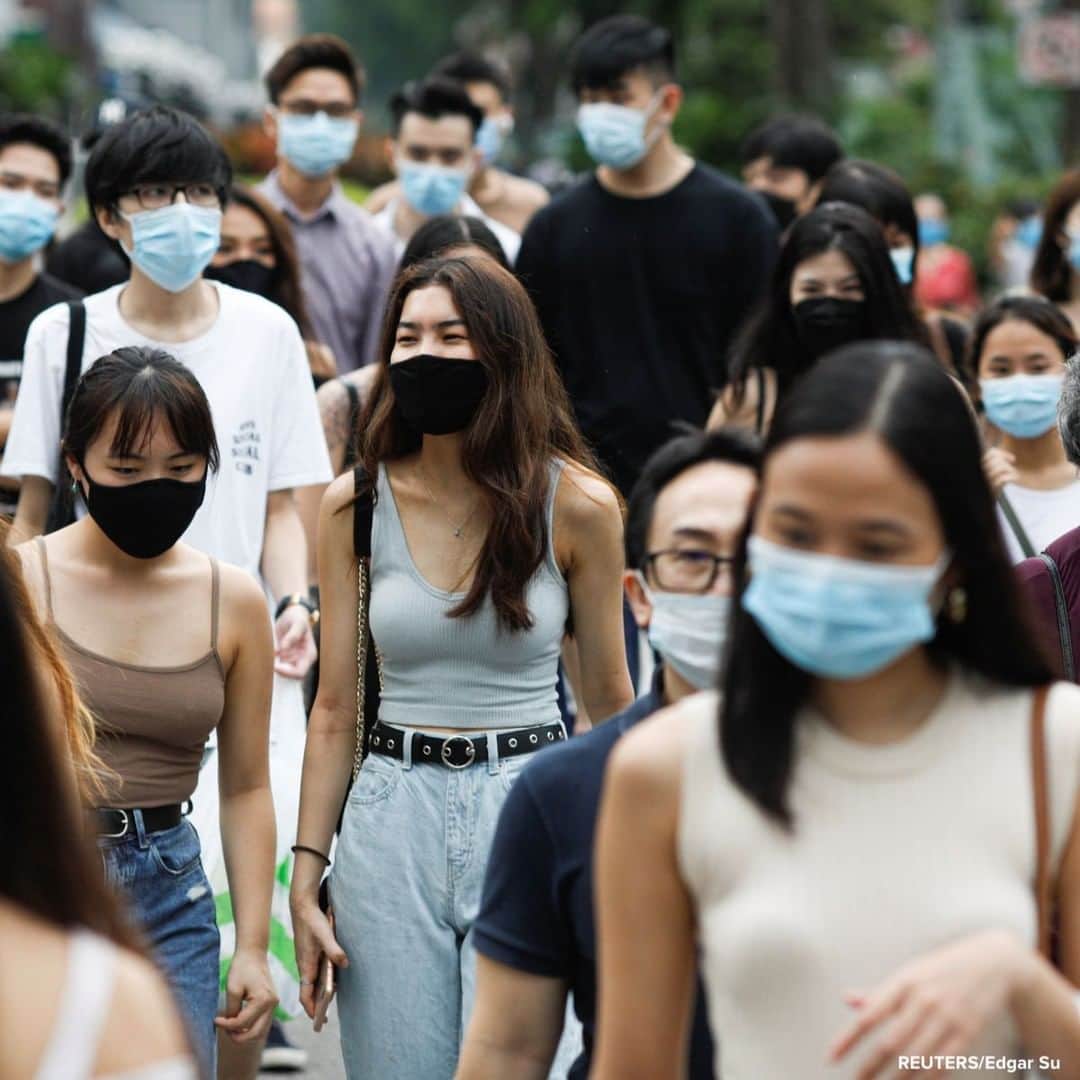 ABC Newsさんのインスタグラム写真 - (ABC NewsInstagram)「People in face masks cross a street in a Singapore shopping district as the city state reopens the economy amid the coronavirus outbreak. #singapore #coronavirus」6月22日 19時04分 - abcnews