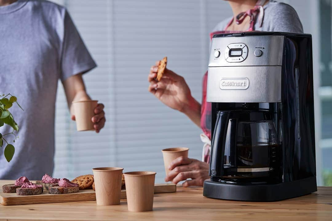 Cuisinart(クイジナート)ジャパン公式アカウントさんのインスタグラム写真 - (Cuisinart(クイジナート)ジャパン公式アカウントInstagram)「\ コーヒータイムでホッと一息☕ /⁣ ⁣ 豆挽きからドリップまで、美味しく淹れられる全自動コーヒーメーカー。⁣ ボタンを一押しすれば、豆から挽いたコーヒーを抽出してくれます☝⁣ ⁣ 予約機能も搭載しているので、⁣ ご家庭でおやすみ前にセットしておけば、⁣ お目覚めはコーヒーの香りとともに☽⁣ ⁣ オフィスでは仲間とのコーヒーブレイクにもぴったり。⁣ 一杯のコーヒーからコミュニケーションが生まれます💭⁣ ⁣ ____________________________⁣ 公式サイトでは、製品情報やレシピを公開中🍽⁣ ⁣ 詳細はアカウントトップ【 @cuisine_art 】のリンクから📱⁣ ____________________________⁣ ⁣ ⁣ #クイジナート #cuisinart #クイジナートのある生活 #クイジナートLOVE #クイジナートコーヒーメーカー #おうちカフェ #おうち時間を楽しむ #おうちおやつ #おうちcafe #パティシエカメラ部 #初夏のさわやかおうちカフェ #☕ #☕️❤️　#coffeetime #珈琲 #コーヒー好き #コーヒータイム #珈琲時間 #コーヒー好きな人と繋がりたい #自家焙煎 #ホットコーヒー #珈琲のある暮らし #珈琲豆 #オフィスカフェ #社内カフェ #コーヒーブレイク #コーヒー大好き #美味しいコーヒー #おうち時間 #丁寧な暮らし」6月22日 19時05分 - cuisine_art