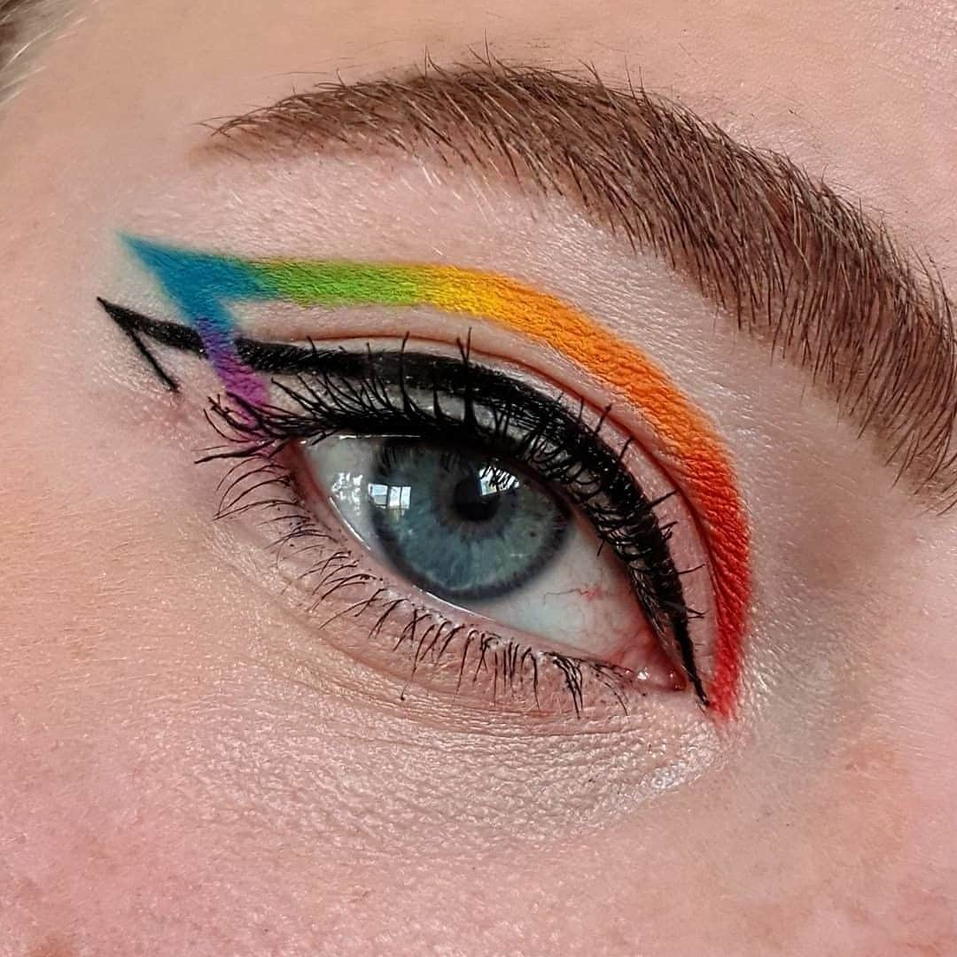 M•A•C Cosmetics Franceさんのインスタグラム写真 - (M•A•C Cosmetics FranceInstagram)「M•A•C - PRIDE 🌈  Tout au long du mois de juin, célébrez la diversité avec nous ! 😉  Plus que jamais, le maquillage est un moyen d'expression pour soutenir des causes, et afficher son engagement : nos makeup artists, engagés, vous proposent des makeup uniques pour célébrer les individualités ! 😍  Crédit : @mariamarkham Produits utilisés : Eye-liner « Brushstroke », Mascara In Extreme Dimension, Paintpot « Painterly » et la Palette « It’s Designer ». #MACCosmetics #MACCosmeticsFrance #MACPride #Pride #MACPride2020 #Pride2020ide.」6月22日 19時00分 - maccosmeticsfrance