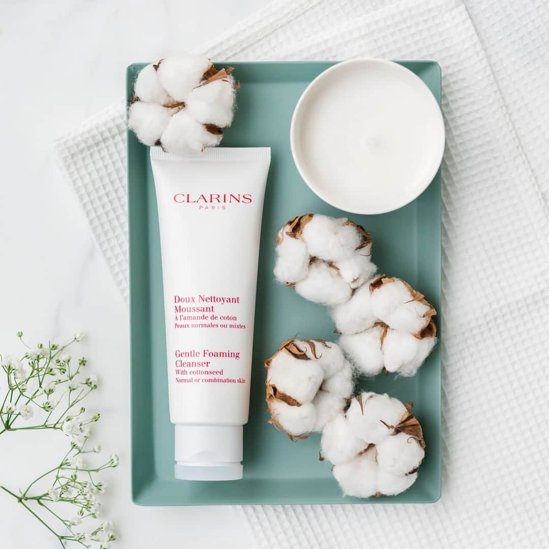 ClarinsUKさんのインスタグラム写真 - (ClarinsUKInstagram)「Great skin starts with removing your makeup 💧  The soothing formula of our Gentle Foaming Cleanser leaves skin perfectly cleansed, softened, and radiant. The refreshing cleansing mousse eliminates impurities, make-up, and excess oil.  #GentleFoamingCleanser #Clarins #ClarinsSkinCare #Cleanser」6月22日 19時01分 - clarinsuk