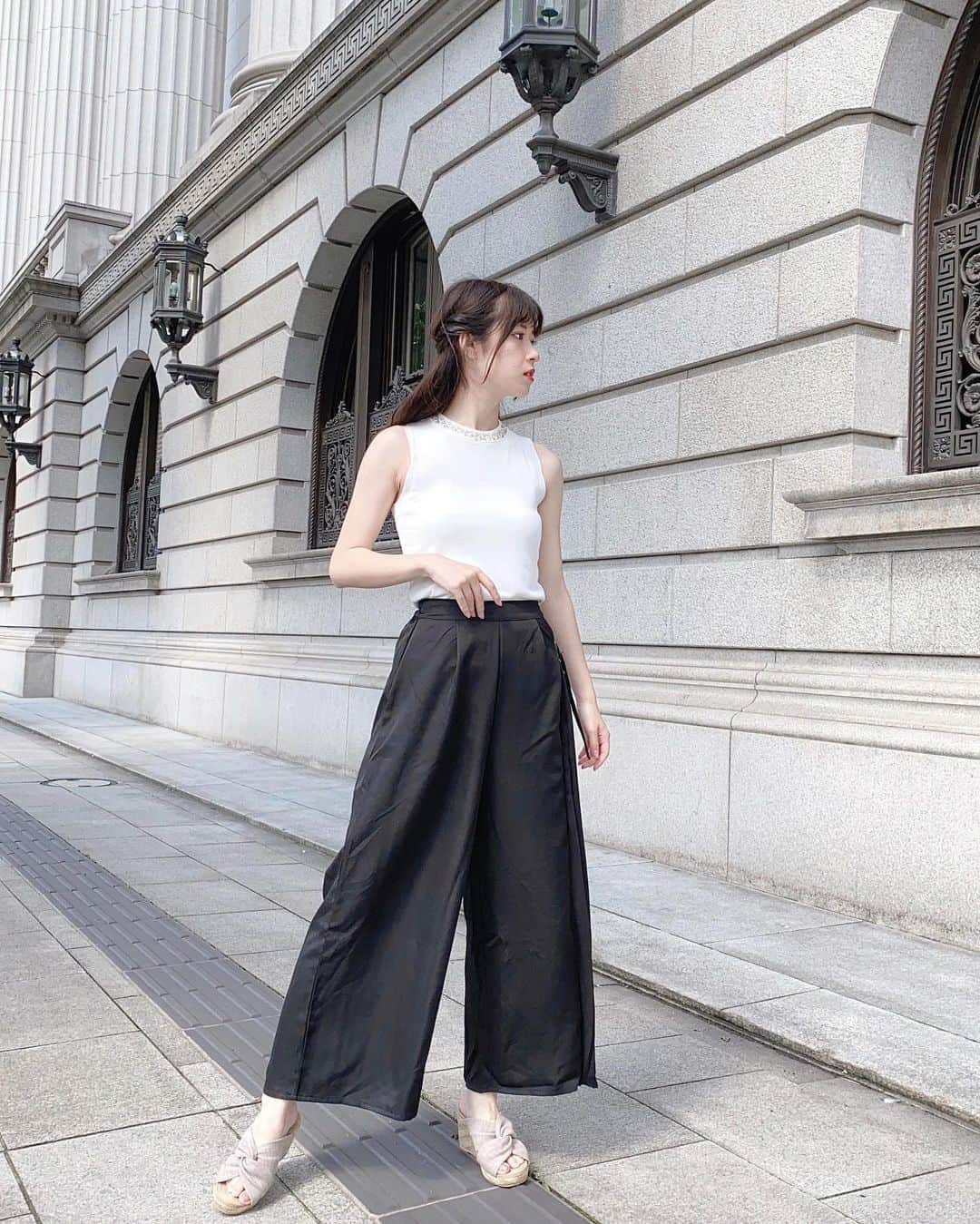 のインスタグラム：「. . たまには #モノトーンコーデ ✨ . ビジューニットとサイドプリーツワイドパンツ😍 . 今までほぼほぼスカートしか履いてなかったんだけど、ワイドパンツめっちゃ楽😭🌟 歩きやすいし気にしなくていいし楽😭😭😭 . しかも生地がサラッとしてるから涼しいし、風を気にしなくていいのめちゃくちゃ楽😭←何回言うねん . そしてモノトーン可愛い꒰⑅ ⑅꒱ 差し色で赤のバッグとか持っても絶対可愛い👍🏼 . . . #salonmodel #model #hairsalon #hairstyle #makeup #コーディネート #メイクアップ #ヘアカラー  #サロンモデル #サロモ #フリーモデル #フリーランスモデル  #ミディアムヘア #モデル #撮影 #作品撮り #ファッション #メイク #コスメ　#make  #ワイドパンツ #ニット #カジュアルコーデ  #今日のコーデ #お洒落さんと繋がりたい  #キレイめコーデ #キレイめカジュアル」