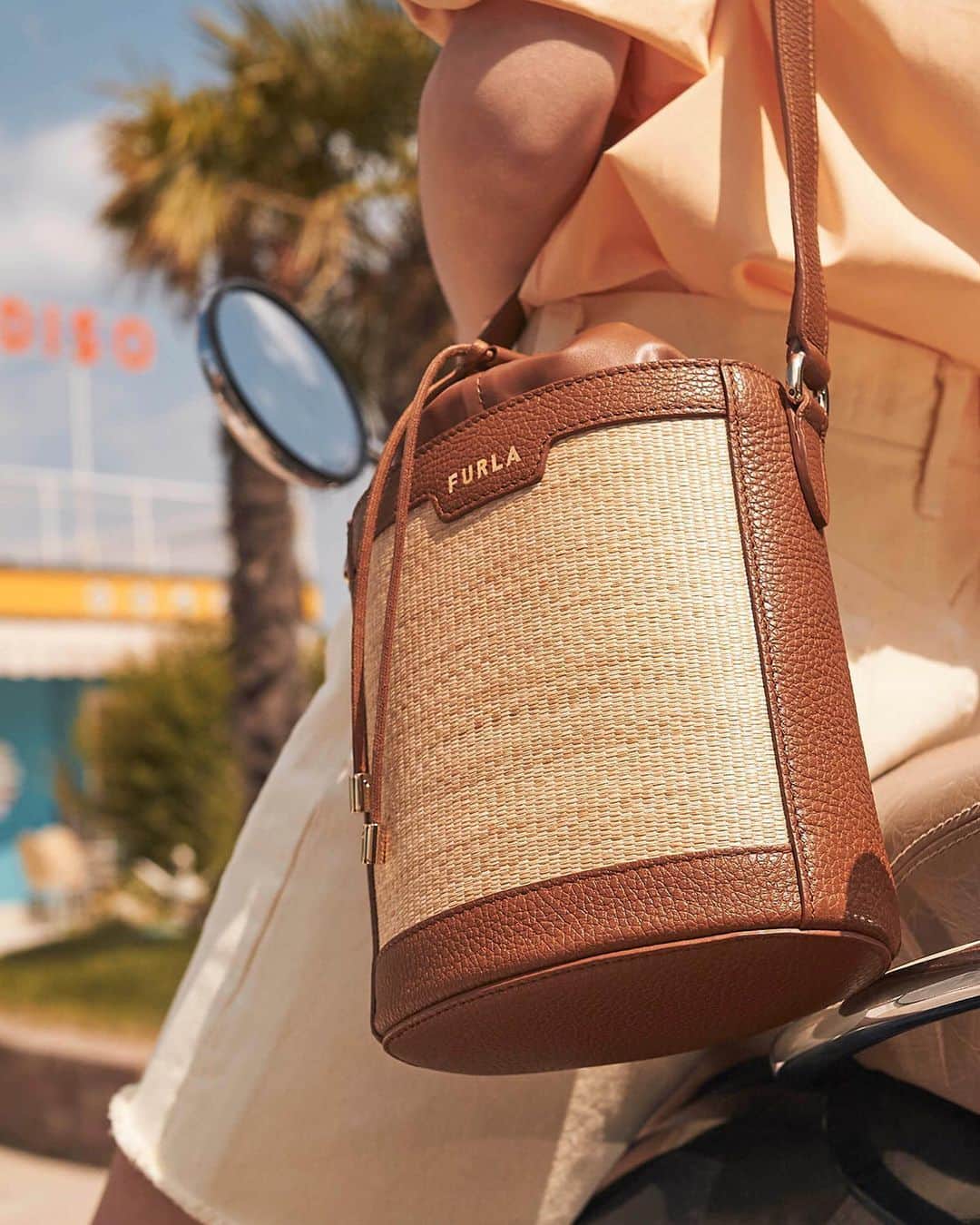 フルラのインスタグラム：「Can you smell the sea breeze? Dreamy beach sunsets are on the horizon: grab your raphia Furla Set Mini Bucket and dive in to the best time of the year.  #furlametropolis #thefurlasociety #furlafeeling #newcollection #furla #accessories #fashion」