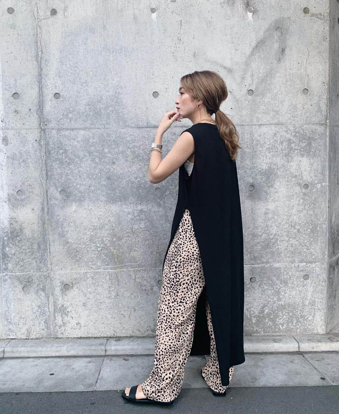 KARENさんのインスタグラム写真 - (KARENInstagram)「黒な気分のlong slit OP☑︎ 今年のワンピは去年より少し生地を薄くして、スリットがつんと入れました✌︎ bottomはもうすぐ発売です🐆🤫 @flugge_official  #flugge#fluggesnap」6月22日 19時04分 - karen_nrsm