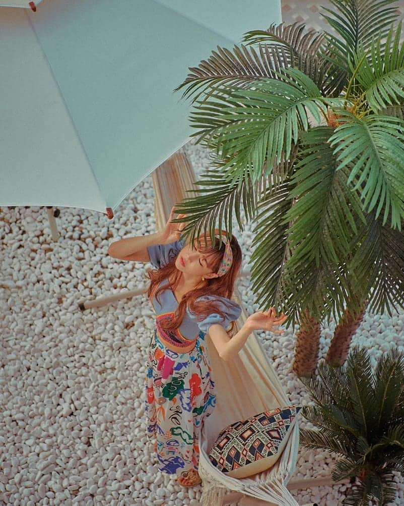 Han Ga Eunさんのインスタグラム写真 - (Han Ga EunInstagram)「Summer time🌴  더우니까 수영장 가고싶은데 못가니까 사진으로만!🦄 . .  요즘 이뻐졌다고 많이 들어서  기분이 너무 좋거든요 근래에 슈링크랑 야외촬영많아서 토닝관리중이예요 주근깨 올라온거  다 없애버렸더니 뭔가 얼굴색 맑은 너낌 죠으댜..청량감🙆‍♀️❤🌴 @wcw.unmecd #청담유앤미 #슈링크600샷 #더블로 #리프팅레이져 #토닝 . . Photo @circusbear_z」6月22日 19時04分 - gaeungbebe