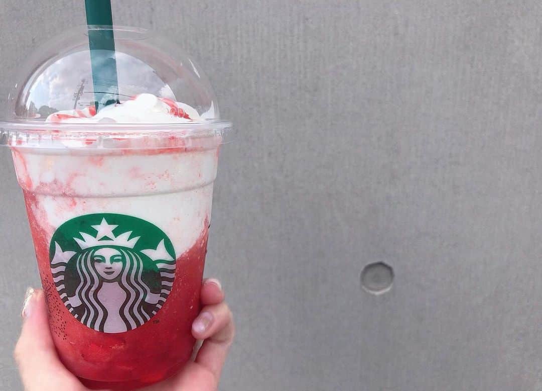 yuu__aaaのインスタグラム：「. . スタバのこれおいしすぎた🍓 また飲みたい飲みたい飲みたい . ちなみにいつもはチャイラテです🤤 . #starbucks #スタバ#いちご#ゴロッとイチゴフラペチーノ #スタバ新作 #スターバックス」