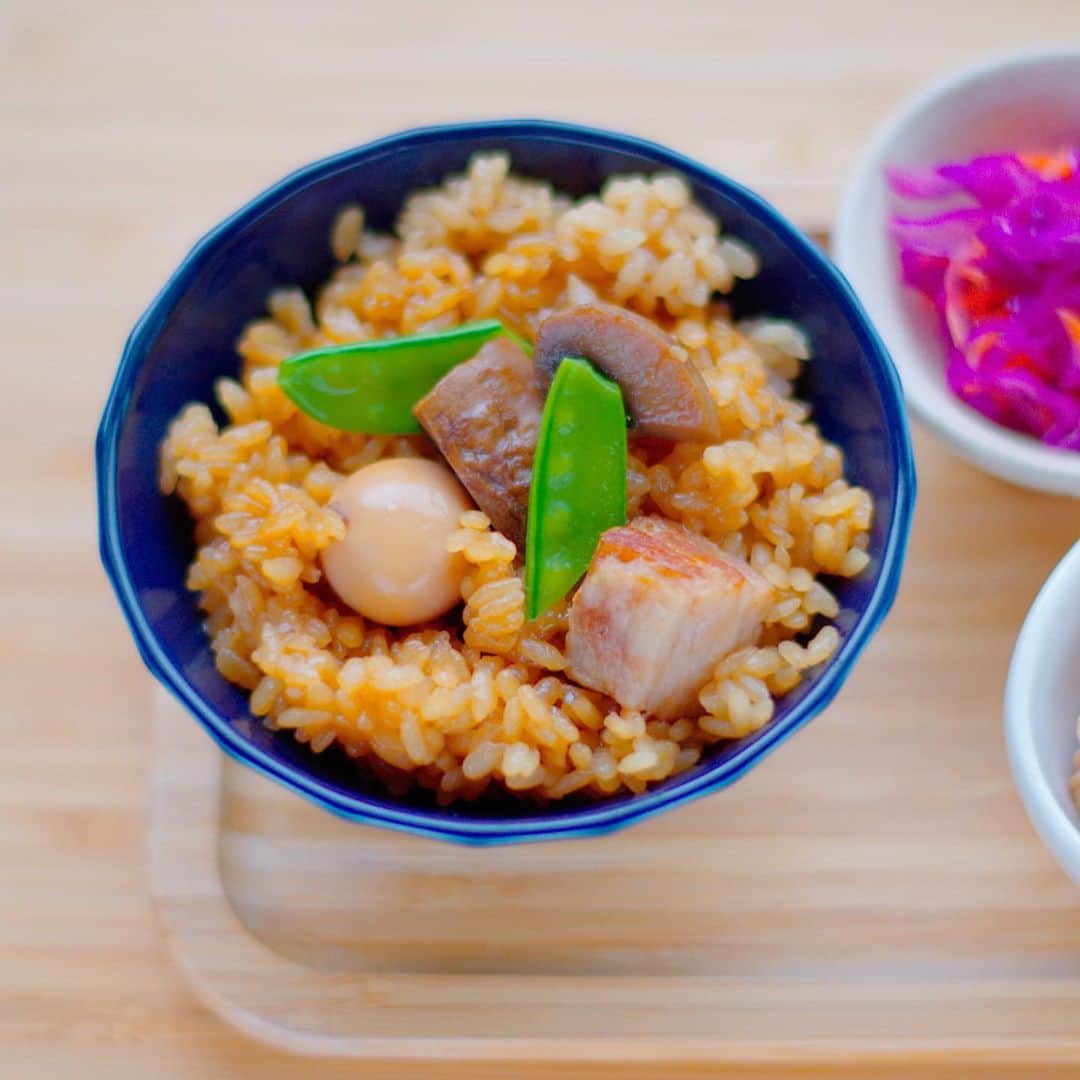 maki ogawaさんのインスタグラム写真 - (maki ogawaInstagram)「うずらの卵と豚バラと#マッシュルーム﻿ の炊き込みご飯。﻿ ﻿ 豚の角煮﻿ 鶏手羽煮﻿ 牛丼﻿ 等々、あえて汁だくで作ります。﻿ ﻿ あらかじめ取り分けて置いた煮汁﻿ (もちろん食べる前に取り分けですよ😆)﻿ でご飯を炊き込む、﻿ これもまた我が家のB級グルメ🤣﻿ なのですが、﻿ 甘濃いタレの染み込んだ豚バラと﻿ 旨味たっぷりのマッシュルーム﻿ と　﻿ ホクホクのうずらの玉子の﻿ コンビネーションが﻿ 素晴らしすぎます💕💕💕 ﻿ ﻿ 取り分けられた煮汁の量で﻿ 炊き込むご飯の量が決まるので、﻿ お代わりできるかできないかは、﻿ 毎回不定です。﻿ ﻿ ダッチオーブンで炊くので、﻿ お焦げもできます💕💕﻿ ﻿ #foodstagram #lunch #Japanese_food #japanfood #炊き込みご飯﻿ #japanesecuisine  #japanesebento #お弁当記録 #料理好きな人と繋がりたい #おべんとう記録 #おべんとう作り楽しもう部 #お弁当 #bentomaker #bentolover #ニトダッチ#きのこ料理 #cutebento  #豚の角煮　#お昼ご飯 #ランチ #lunch #mushrooms #lovemushroomsmore #mushroom ﻿ #mushroomtokyo﻿ #mushroompower﻿ #マッシュルームトーキョー﻿ #マッシュルームパワー﻿ #きのこ #マッシュルーム専門店 ﻿ #きのこ料理 ﻿」6月22日 19時08分 - cuteobento