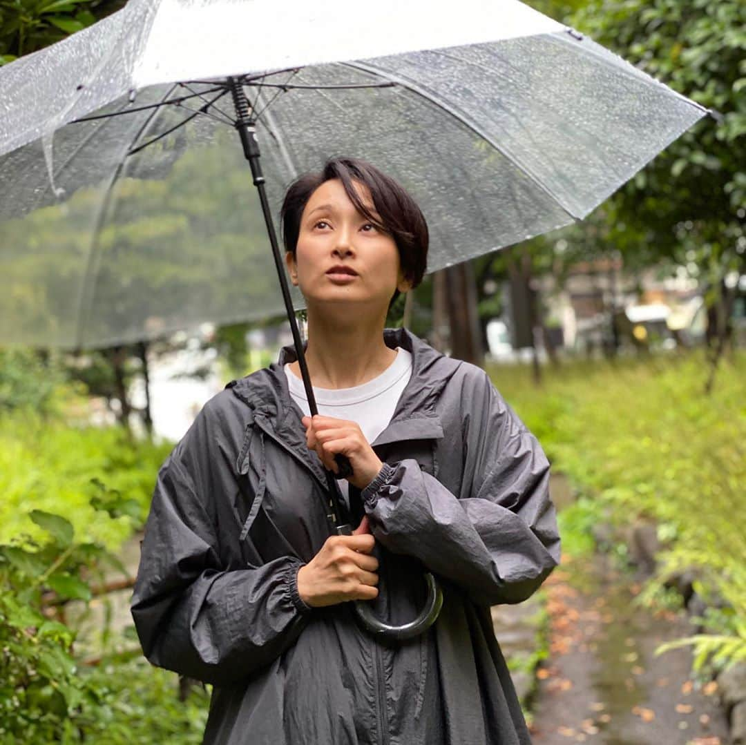 桜一花さんのインスタグラム写真 - (桜一花Instagram)「桜草子〜雨の日のすゝめ〜  梅雨ですなぁ。  雨の日ってなかなか起きれないのは私だけなのか？ マイナスのイメージが強い雨の日。  しかし、雨の日の家の中で過ごす時間は、雨のカーテンがかかっているようで、何だかこの空間が閉じ込められた感じがして、ちょっと心地よい。  それは傘をさしている時にも思うのだけど、雨の当たらない空間がちょっと特別な聖域のように感じる。  なので、雨の日は雨の音で声が響かないことをいいことに、ちょっと傘の中で歌ってみたりもする。気分いとよろし。  テンションが下がらないように長靴などを履き、とことん濡れないようにするか、もしくは濡れるなら、もう池に足を突っ込むくらいの気持ちのビーチサンダルのような履き物のどちらかで（これは子供の頃にやってた） わざと水溜りに足を突っ込む。  子供の頃、雨がすごく降る日に、家の前の浅い用水路に入り遊んでいると、千円札が流れてきた。 初めてお札が濡れている姿を見て、お金が水に強いことを知ったあの日の、ぷかぷか浮いてるお金の様子を今でも覚えている。  雨。  恵の雨。  #桜一花  #元タカラジェンヌ #85期 #梅雨  #あめのひのすごしかた」6月22日 19時10分 - sakuraichika_official