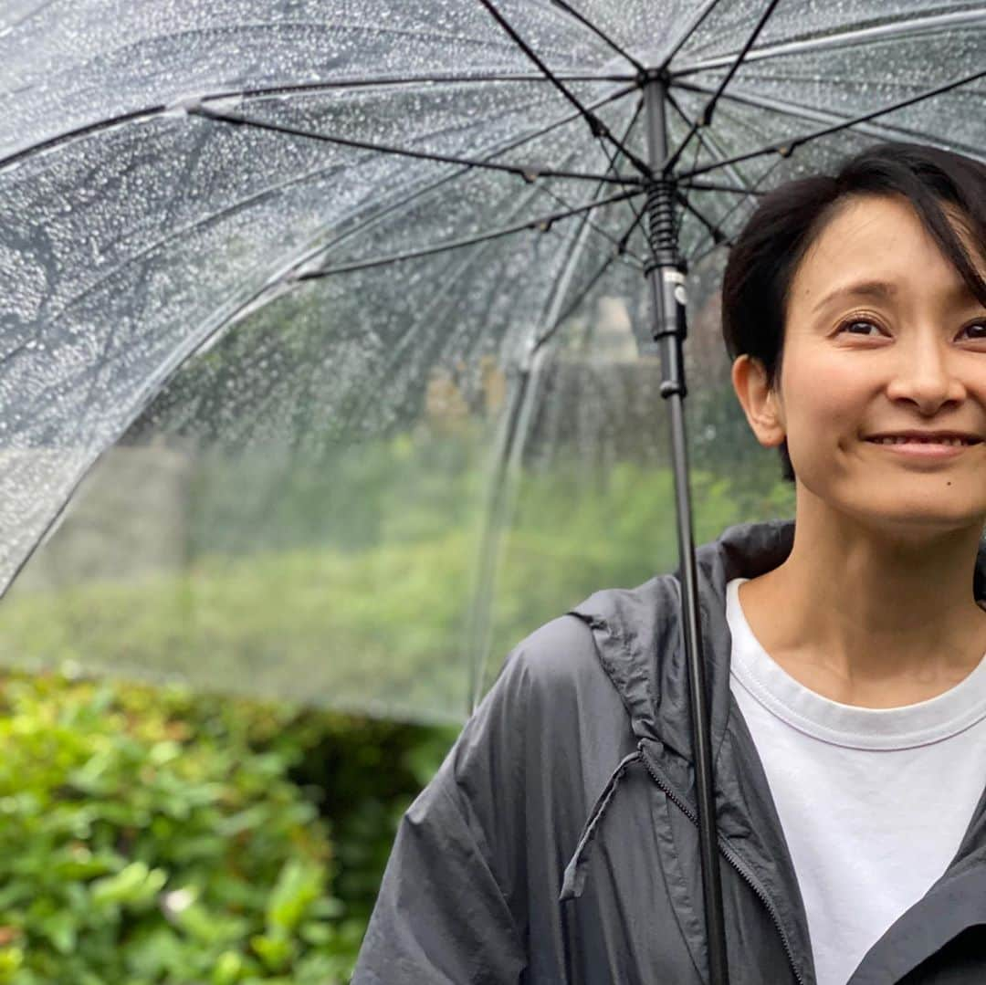 桜一花さんのインスタグラム写真 - (桜一花Instagram)「桜草子〜雨の日のすゝめ〜  梅雨ですなぁ。  雨の日ってなかなか起きれないのは私だけなのか？ マイナスのイメージが強い雨の日。  しかし、雨の日の家の中で過ごす時間は、雨のカーテンがかかっているようで、何だかこの空間が閉じ込められた感じがして、ちょっと心地よい。  それは傘をさしている時にも思うのだけど、雨の当たらない空間がちょっと特別な聖域のように感じる。  なので、雨の日は雨の音で声が響かないことをいいことに、ちょっと傘の中で歌ってみたりもする。気分いとよろし。  テンションが下がらないように長靴などを履き、とことん濡れないようにするか、もしくは濡れるなら、もう池に足を突っ込むくらいの気持ちのビーチサンダルのような履き物のどちらかで（これは子供の頃にやってた） わざと水溜りに足を突っ込む。  子供の頃、雨がすごく降る日に、家の前の浅い用水路に入り遊んでいると、千円札が流れてきた。 初めてお札が濡れている姿を見て、お金が水に強いことを知ったあの日の、ぷかぷか浮いてるお金の様子を今でも覚えている。  雨。  恵の雨。  #桜一花  #元タカラジェンヌ #85期 #梅雨  #あめのひのすごしかた」6月22日 19時10分 - sakuraichika_official