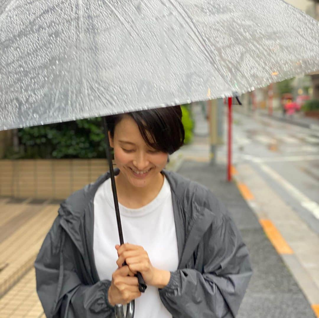 桜一花さんのインスタグラム写真 - (桜一花Instagram)「桜草子〜雨の日のすゝめ〜  梅雨ですなぁ。  雨の日ってなかなか起きれないのは私だけなのか？ マイナスのイメージが強い雨の日。  しかし、雨の日の家の中で過ごす時間は、雨のカーテンがかかっているようで、何だかこの空間が閉じ込められた感じがして、ちょっと心地よい。  それは傘をさしている時にも思うのだけど、雨の当たらない空間がちょっと特別な聖域のように感じる。  なので、雨の日は雨の音で声が響かないことをいいことに、ちょっと傘の中で歌ってみたりもする。気分いとよろし。  テンションが下がらないように長靴などを履き、とことん濡れないようにするか、もしくは濡れるなら、もう池に足を突っ込むくらいの気持ちのビーチサンダルのような履き物のどちらかで（これは子供の頃にやってた） わざと水溜りに足を突っ込む。  子供の頃、雨がすごく降る日に、家の前の浅い用水路に入り遊んでいると、千円札が流れてきた。 初めてお札が濡れている姿を見て、お金が水に強いことを知ったあの日の、ぷかぷか浮いてるお金の様子を今でも覚えている。  雨。  恵の雨。  #桜一花  #元タカラジェンヌ #85期 #梅雨  #あめのひのすごしかた」6月22日 19時10分 - sakuraichika_official