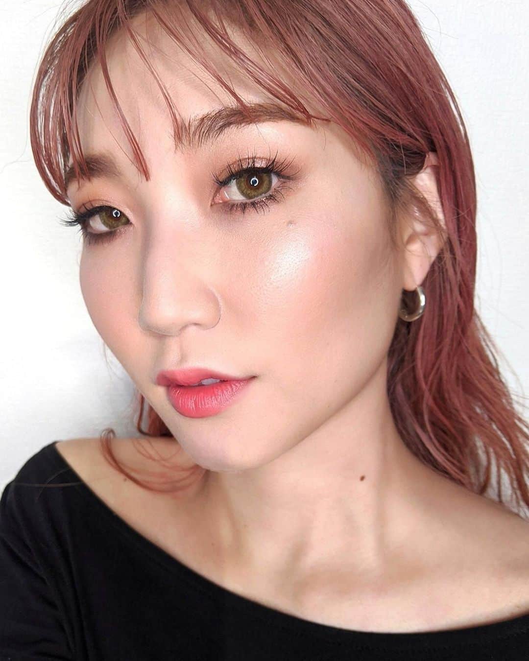 M∙A∙C Cosmetics Japanのインスタグラム：「【全国M·A·Cカウンター限定 再入荷】 メタリックピンクパッケージの #MACペタルパワー コレクションから、人気の3製品が明日6月23日(火)に再入荷🌸✨3製品を使用したメイク動画をスワイプしてチェック👉 ㅤ ＜再入荷製品＞ ☑リップスティック シー シアー (税込3,300円) ☑M·A·C ミネラライズ スキンフィニッシュ ライトスカペード (税込4,620円) ☑M·A·C プレップ プライム リップ (税込2,970円) ㅤ ㅤㅤ 【限定デザインポーチプレゼントキャンペーン】 全国のM·A·Cカウンター*にて、対象製品いずれか1点を含む、 税込8,250円以上のご購入で限定デザインポーチをプレゼント中✨ポーチの画像は3枚目をチェック👉 ㅤ ＜対象製品＞ ・パウダーキス リキッド リップカラー ・パウダーキス アイシャドウ ・グロー プレイ ブラッシュ ・ペタル パワー コレクション 3製品 (リップスティック シー シアー、M·A·C ミネラライズ スキンフィニッシュ ライトスカペード、M·A·C プレップ プライム リップ) ㅤ ㅤ *キャンペーンは全国のM·A·C直営店・百貨店店舗限定となり、M·A·C公式オンラインショップでは実施いたしません。 ※プレゼントはお1人様1会計につき1個までとさせて頂きます。 ※プレゼントは数に限りがございます。限定数が無くなり次第終了となります。  ㅤ  ㅤ 【公式オンラインショップ限定特典】 ☑︎6月25日(木) 23:59まで全品送料無料！ ☑︎初回ご購入のお客様へ10% OFFクーポンをプレゼント （クーポンコードwelcome） ㅤ #MACPetalPower#MACCosmeticsJapan#MACCosmetics#MAC#MACコスメ#メイク好き#デパコス#新作コスメ#限定コスメ#春メイク#血色感#血色メイク#抜け感メイク#抜け感#コスメ記録#コスメマニア#艶肌メイク#マックコスメ#限定コスメ#ピンクメイク#口紅#MACリップ#リップメイク#リップ好き#夏メイク#ピンクリップ#ハイライト#ツヤ肌#キラキラメイク#限定コスメ#メイク動画」