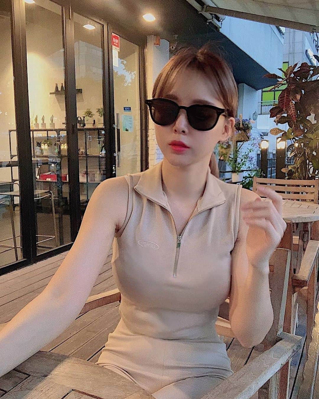 のインスタグラム：「여름은  나의 계절🔥 더워도 해가 늦게 지니까 좋아 🔥」