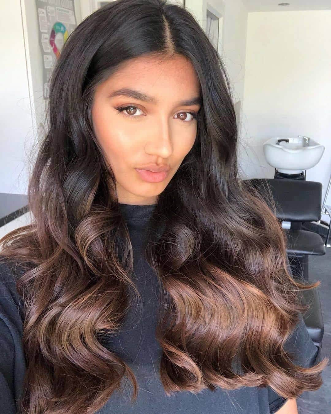 ghd hairさんのインスタグラム写真 - (ghd hairInstagram)「MONDAY GLAM ✨ these tousled tresses by @skyeiysa are insane 😍 recreate the look using the #ghdsoftcurltong for a faux-blow finish ✌️ #ghd #ghdhairpro #hairgoals #fauxblow #hairinspo #tousledhair #tousledwaves #mondayglam」6月22日 19時23分 - ghdhair