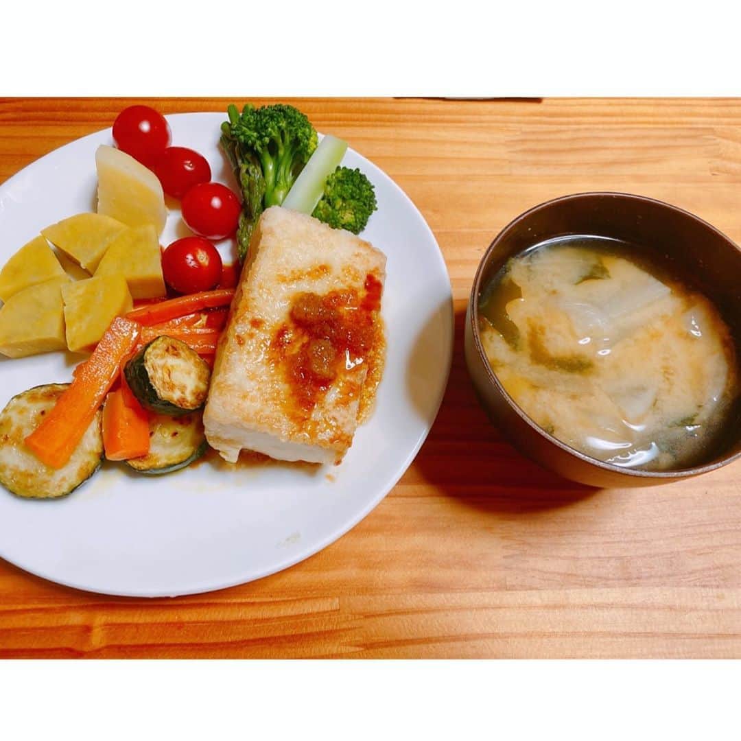 望月りささんのインスタグラム写真 - (望月りさInstagram)「今日はとってもヘルシーなメニューにしました😌 豆腐のステーキと温野菜とお味噌👩🏻‍🍳 お米食べたいけど…我慢🥺 #今日の献立 #夜ご飯 #ヘルシー」6月22日 19時16分 - mochizuki_0715