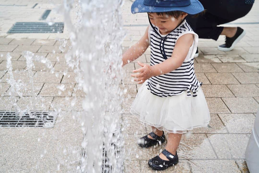 加藤千暁さんのインスタグラム写真 - (加藤千暁Instagram)「家族でアクアとと岐阜へ🤍 ここの水遊びはほんと楽しい！楽しそう！！ あさちゃんがめちゃくちゃさくらの面倒を見てくれて、感激🥺 帰りの車でもニッコニコで、帰ってからも大はしゃぎで一日中楽しそうだった🤣 あー楽しかった🤍 #アクアトト岐阜#川遊び#楽しかった #帽子#お揃い#親子コーデ#family」6月22日 19時19分 - chiaki525