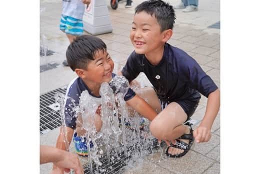 加藤千暁さんのインスタグラム写真 - (加藤千暁Instagram)「家族でアクアとと岐阜へ🤍 ここの水遊びはほんと楽しい！楽しそう！！ あさちゃんがめちゃくちゃさくらの面倒を見てくれて、感激🥺 帰りの車でもニッコニコで、帰ってからも大はしゃぎで一日中楽しそうだった🤣 あー楽しかった🤍 #アクアトト岐阜#川遊び#楽しかった #帽子#お揃い#親子コーデ#family」6月22日 19時19分 - chiaki525