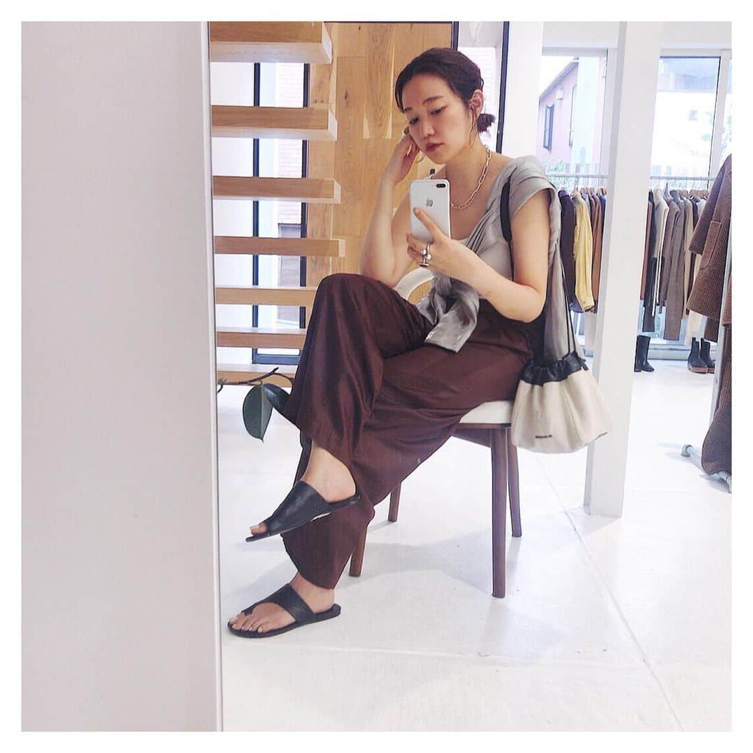 船曳ひろみさんのインスタグラム写真 - (船曳ひろみInstagram)「こないだの ほぼ#todayful パンツは今saleになってます〜😇　シルクタッチで艶があって生地の表情も良いし、このチョコの色味すき。　 #pi_ootd #fashion」6月22日 19時20分 - hiromi_funabiki