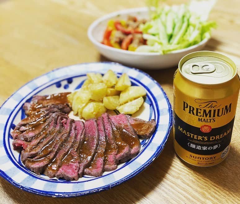 佐野優子のインスタグラム：「. 今宵はMASTER'S DREAM🍺 . #mastersdream  #プレモル #ローストビーフ」