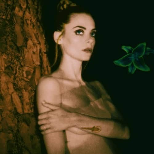 ジェイミー・キングさんのインスタグラム写真 - (ジェイミー・キングInstagram)「“Adopt the pace of nature. Her secret is patience.” Ralph Waldo Emerson 💚 📸 @neilkrug 💄 @bethanymccarty 💯❤️ #patience」6月22日 19時21分 - jaime_king