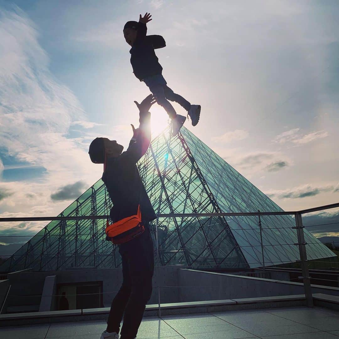 JAMOSAさんのインスタグラム写真 - (JAMOSAInstagram)「Happy Father’s Day🖤 You can be a father but it takes a real man to be a “Daddy”🦾💪🏾Thank you for always being true and spending time with our mini me! お父さんにはなれても、「パパ」になれるのはそう簡単じゃない🏡😎いつもミニミーと過ごしてくれてリアルなパパで居てくれて、ありがとう🇺🇸」6月22日 10時22分 - jamosa148