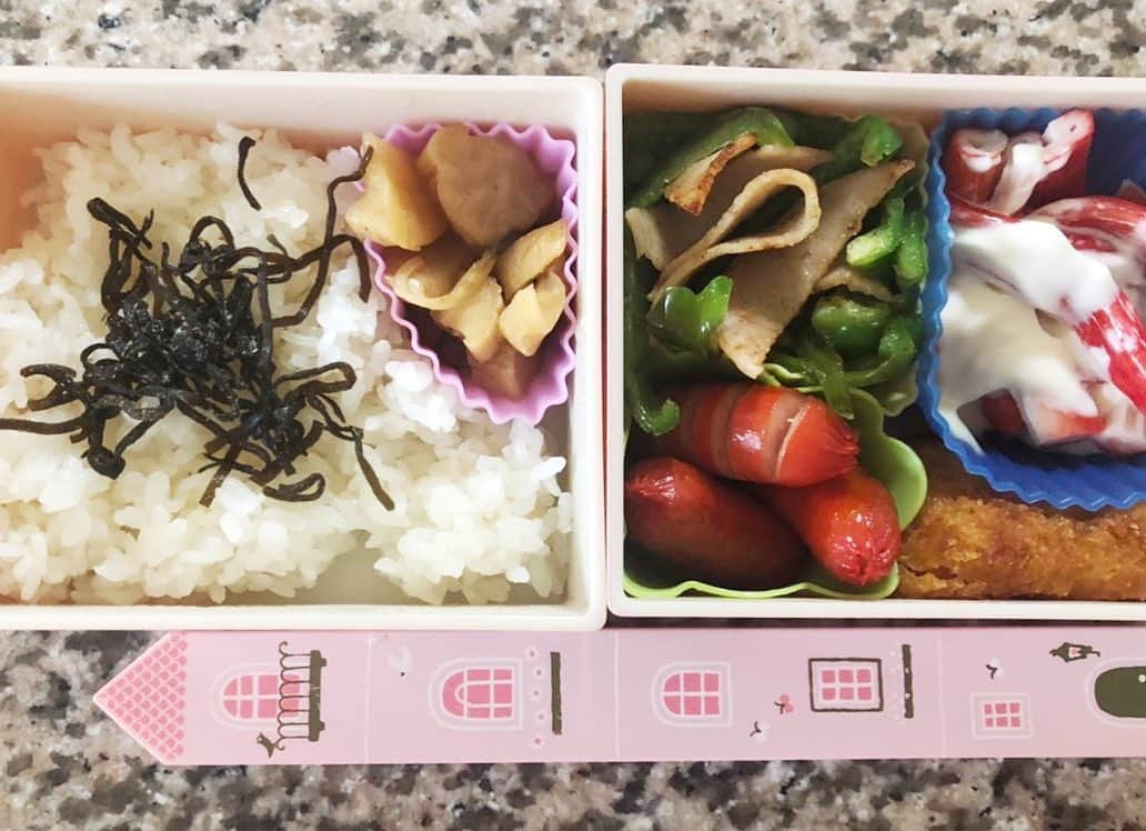 モモコさんのインスタグラム写真 - (モモコInstagram)「朝ごはんとお弁当❗️ 長男の時は、次男長女が小さかったから朝ごはんも手抜きで、生協の腐らないパンと牛乳だけ…😣 可哀想なことしたなー💦 今は、息子2人は一人暮らしなので（まぁ次男は、よく帰ってくるが）娘は、ほぼ一人っ子状態で、用意ももちろん1人で出来るし、お弁当と朝ごはんだけに集中できる💪🏼 ・ ・ さぁ、今日も頑張って、整骨院行ってエステ行ってテレビの仕事とS.MOMO行くでー‼ ️ ・ ・ #ハイヒールモモコ #👠 #👠🍑 #CHANEL #シャネラー #グルメ #アメブロ #YouTube #モモコ新聞 #朝ごはん #お弁当」6月22日 10時24分 - highheel_momoko