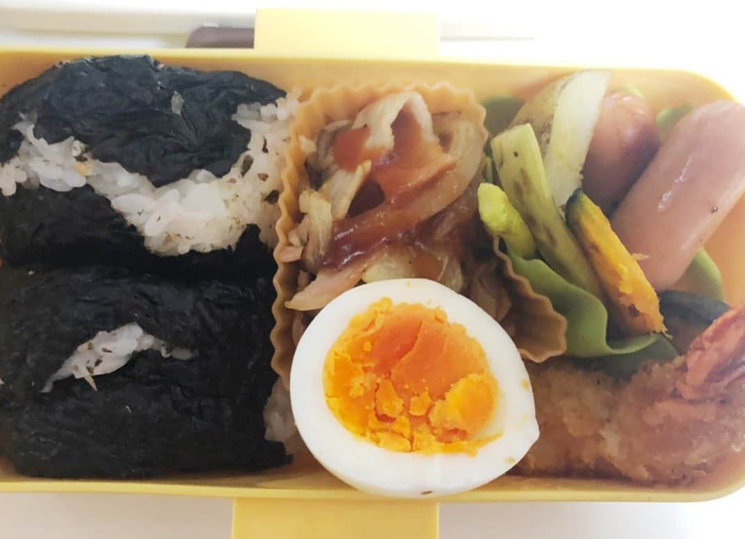 モモコさんのインスタグラム写真 - (モモコInstagram)「朝ごはんとお弁当❗️ 長男の時は、次男長女が小さかったから朝ごはんも手抜きで、生協の腐らないパンと牛乳だけ…😣 可哀想なことしたなー💦 今は、息子2人は一人暮らしなので（まぁ次男は、よく帰ってくるが）娘は、ほぼ一人っ子状態で、用意ももちろん1人で出来るし、お弁当と朝ごはんだけに集中できる💪🏼 ・ ・ さぁ、今日も頑張って、整骨院行ってエステ行ってテレビの仕事とS.MOMO行くでー‼ ️ ・ ・ #ハイヒールモモコ #👠 #👠🍑 #CHANEL #シャネラー #グルメ #アメブロ #YouTube #モモコ新聞 #朝ごはん #お弁当」6月22日 10時24分 - highheel_momoko