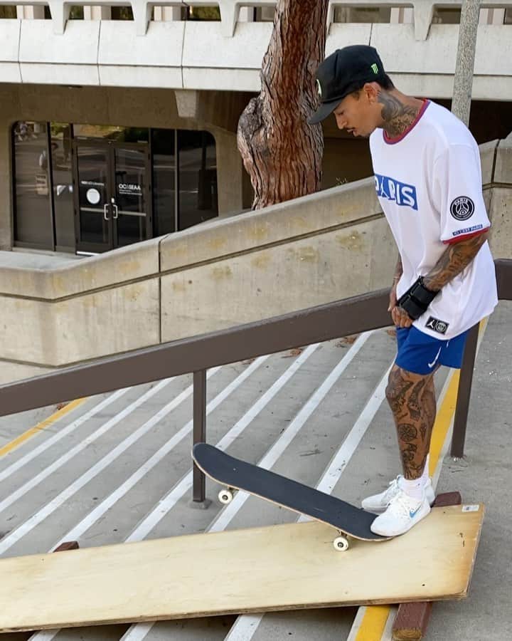 ナイジャ・ヒューストンのインスタグラム：「Happy Go Skate Day homies!! Fucking miss shredding😞」