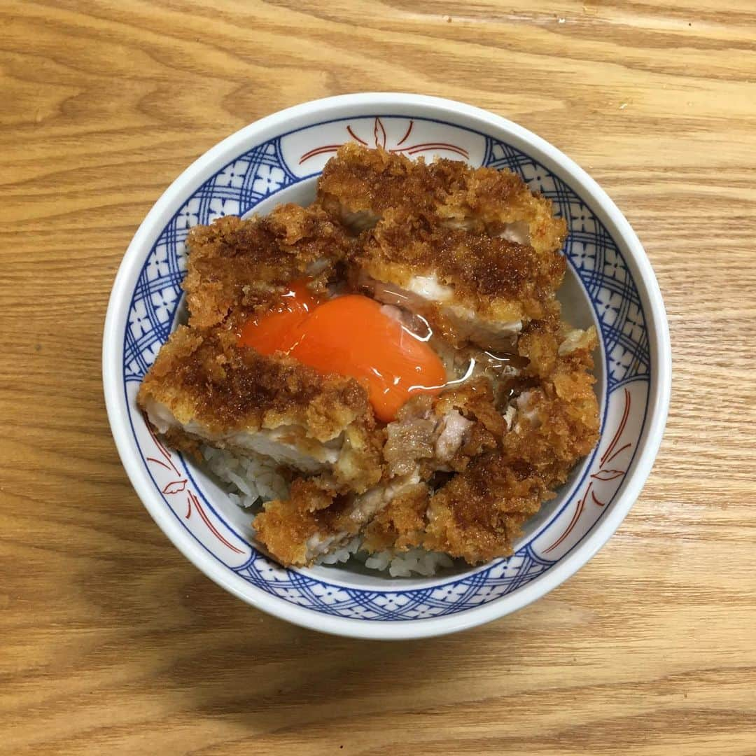 小野瀬雅生さんのインスタグラム写真 - (小野瀬雅生Instagram)「岡山『だてそば』のかつ丼の再現にトライしてみました。デミカツ丼とソースカツ丼の中間くらい。カツの揚がり具合もソースの配合（市販のウスターをカスタマイズ）もなかなか上手く出来ました。味はもちろんウマウマウー♫ 制作の顛末はnoteに書いてありますので是非ご覧くださいね。 @onosemasao  #かつ丼 #だてそば  #岡山  #再現  #小野瀬雅生  #onosemasao  #ウマウマウー  #上出来」6月22日 10時31分 - onosemasao