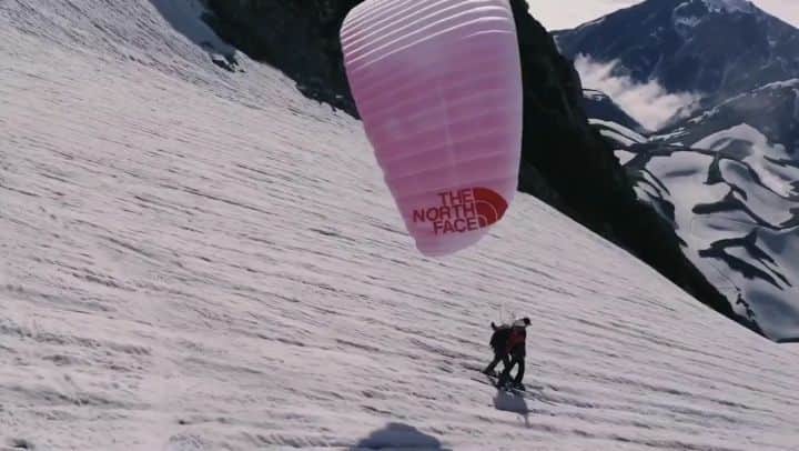 のインスタグラム：「スキーしからて飛んで帰るってこう言うやつね 今シーズン最後のスキーは立山でした😉✨ #パラグライダー #palaglaider  #parapente  #登山 #ハイクアンドフライフライ  #立山 #雄山」