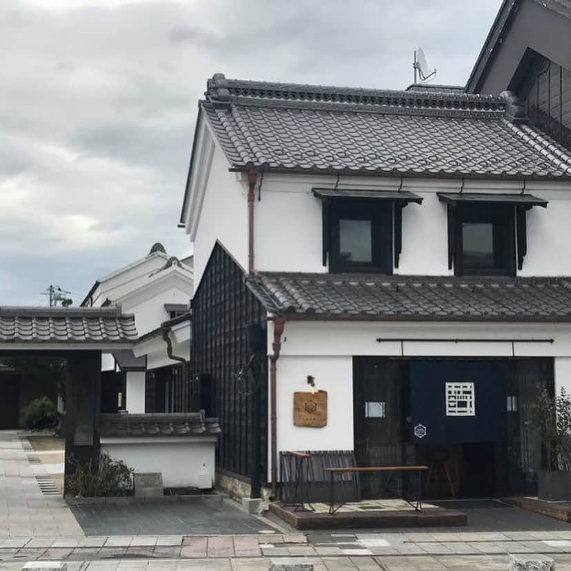 手紙社さんのインスタグラム写真 - (手紙社Instagram)「【夢破れた青年は、いかにして関東を代表するカフェのオーナーになったか？】﻿ 「関東を代表する焙煎士、かざまきょうじーーー！」﻿ 手紙社が主催するイベントの、朝の恒例行事。全出店者を集め、円陣を組んでミーティングを行います。そして最後に、１組ずつ全出店者を紹介するのですが、冒頭の言葉は、ぼく（手紙社代表・北島）が日光珈琲を紹介する時に言う決め台詞。﻿ ﻿ 日光珈琲のオーナーである風間教司さんは、関東を代表するカフェのオーナーであり、関東を代表する焙煎士であり、ぼくたち手紙社がカフェを経営する上でさまざまな知見と技術、作法を教えてくれた飲食店経営の大先輩であり、手紙社のイベントになくてはならない盟友でもあります。﻿ ﻿ しかし、ここに至るまでの道は決して平坦ではありませんでした。東京で夢破れた青年が、生まれ故郷の栃木県鹿沼市に戻り、手探りでカフェを開き、マルシェを立ち上げ、仲間を呼び、街を蘇らせた物語は、傍から見れば順調なサクセスストーリーですが、そこには数々のドラマがあったはず。それぞれの節目節目で、風間さんはどんな選択をしてきたのでしょうか？　﻿ ﻿ そして2020年、店舗経営者にとって非常に難しい舵取りが迫られる中、どのような針路を取ろうとしているのか？　同じ店舗経営者として、リアルな話を、“盟友だからこその本音”で語れればと思っています。﻿ ﻿ ・1枚目の写真：日光珈琲 御用邸通の店内﻿ ・2枚目の写真：日光珈琲 玉藻小路の店内﻿ ・3枚目の写真：饗茶庵の外観﻿ ・4枚目の写真：日光珈琲 蔵ノ街の外観﻿ ・5枚目の写真：日光珈琲 西参道の外観﻿ ・6枚目の写真：焙煎をする風間さん﻿ ﻿ ＜GOOD MEETINGの超絶本音トーク番組・北島対談第7回＞﻿ ゲスト：風間教司さん（焙煎士・日光珈琲オーナー）﻿ 日時：6月26日（金）19:00〜20:45﻿ 参加費：¥1,500（税込）﻿ ﻿ ▶︎詳しくは「@tegamisha」のストーリーズ「GOOD MEETING」のロゴマークから公式サイトへ﻿ ﻿ ◎GOOD MEETINGって何？﻿ 手紙社が敬愛するアーティスト、作り手、店主、書き手、占い師、パフォーマーなどさまざまなジャンルのプロをナビゲーターに迎え、番組をお届けするオンライン劇場。ライブ、講座、ワークショップ、ファンの集い、部活動的な集い、ショッピングや情報交換などを、双方向のコミュニケーションを前提として繰り広げることのできる場です。2020年4月24日に118番組でスタート（番組はどんどん増えていきます！）。﻿ ﻿ #手紙社 #手紙舎 #tegamisha #GOODMEETING #グッドミーティング #北島対談 #北島勲 #日光珈琲 #風間教司」6月22日 10時43分 - tegamisha