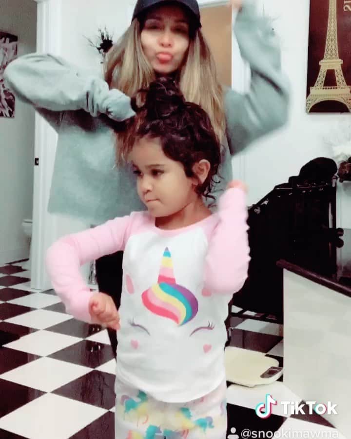 ニコール・ ポリッツィのインスタグラム：「MEH 👩🏽👧🏽」