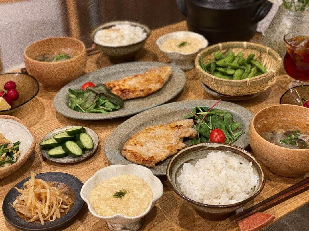 瀬戸サオリさんのインスタグラム写真 - (瀬戸サオリInstagram)「父の日🙋🏽‍♂️ パパの大好きなご飯🍚 . 仕事終わりに夫と合流して 息子と３人でアイスを食べながら散歩して帰りました🤍 そんな父の日☺️ . 毎日私と息子がお客さんで 一人お笑いライブを してくれるパパ👨 . 変顔からものまねから 落語から色々と…🤣 息子は最初から最後まで 笑ってる😅 （分かってないのに） いいお客さん🤣💕 . パパが毎日笑わせて 遊ぶからおもちゃはいらないって 言ってる頼もしいパパ👨 . これからも元気なパパで いてね🤎 ＿＿＿＿＿＿＿＿＿＿＿＿ #父の日 #いつも爆笑をありがとう #おうちごはん #有機野菜 #無農薬野菜  #オーガニック料理 #saori_cooking」6月22日 10時51分 - seto_saori