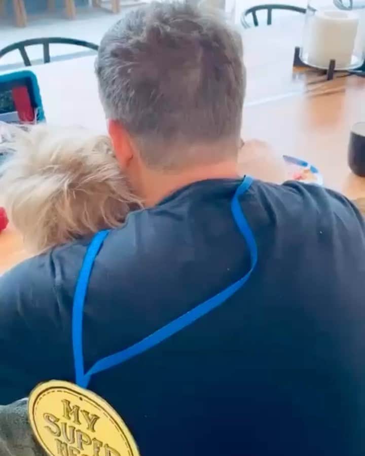 マイケル・ブーブレのインスタグラム：「I’m so thankful to be their dad, today and every day.」