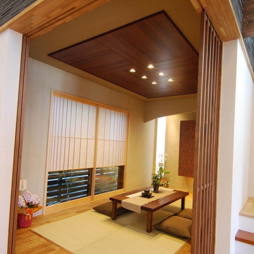 京都建物さんのインスタグラム写真 - (京都建物Instagram)「\小上がり和室/  リビングより上げ床と間接照明を配灯することで浮遊感あるゾーニングを演出。 また、段差部分を利用して引き出し収納をつくることもできます♪  こちらのモデルハウス、ご見学可能です(*´∀｀) お問い合わせはお気軽にどうぞ❤︎ DMでも可能です☺︎ 【あなたの家それは世界で一番素敵な場所】 --------------------- more phots...👉@kyototatemono_ --------------------- 地震に強く、暖かくて住み心地の良い、おしゃれな #マイホーム を建てたい！ 今の住まいを自分の好みに建て替えたい！ そんな方は、ぜひ#京都建物　にご相談下さい ↓プロフィール欄からHPに移動できます。 --------------------- @kyototatemono_ --------------------- #京都建物  #京都建物株式会社 #注文住宅  #自由設計  #京都新築 #宇治新築 #京田辺新築  #城陽新築 #宇治分譲地 #新築分譲地 #宇治市 #子育て  #住まい  #新築  #新築一戸建て  #暮らし  #ナチュラル  #工務店  #マイホーム計画 #家づくり  #インテリア  #インテリア好き  #おしゃれな家  #京都分譲地  #住宅  #モデルハウス #小上がり和室 #収納スペース」6月22日 11時00分 - kyototatemono_