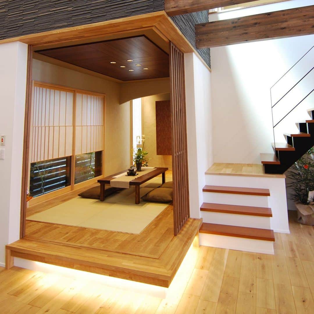 京都建物のインスタグラム：「\小上がり和室/  リビングより上げ床と間接照明を配灯することで浮遊感あるゾーニングを演出。 また、段差部分を利用して引き出し収納をつくることもできます♪  こちらのモデルハウス、ご見学可能です(*´∀｀) お問い合わせはお気軽にどうぞ❤︎ DMでも可能です☺︎ 【あなたの家それは世界で一番素敵な場所】 --------------------- more phots...👉@kyototatemono_ --------------------- 地震に強く、暖かくて住み心地の良い、おしゃれな #マイホーム を建てたい！ 今の住まいを自分の好みに建て替えたい！ そんな方は、ぜひ#京都建物　にご相談下さい ↓プロフィール欄からHPに移動できます。 --------------------- @kyototatemono_ --------------------- #京都建物  #京都建物株式会社 #注文住宅  #自由設計  #京都新築 #宇治新築 #京田辺新築  #城陽新築 #宇治分譲地 #新築分譲地 #宇治市 #子育て  #住まい  #新築  #新築一戸建て  #暮らし  #ナチュラル  #工務店  #マイホーム計画 #家づくり  #インテリア  #インテリア好き  #おしゃれな家  #京都分譲地  #住宅  #モデルハウス #小上がり和室 #収納スペース」