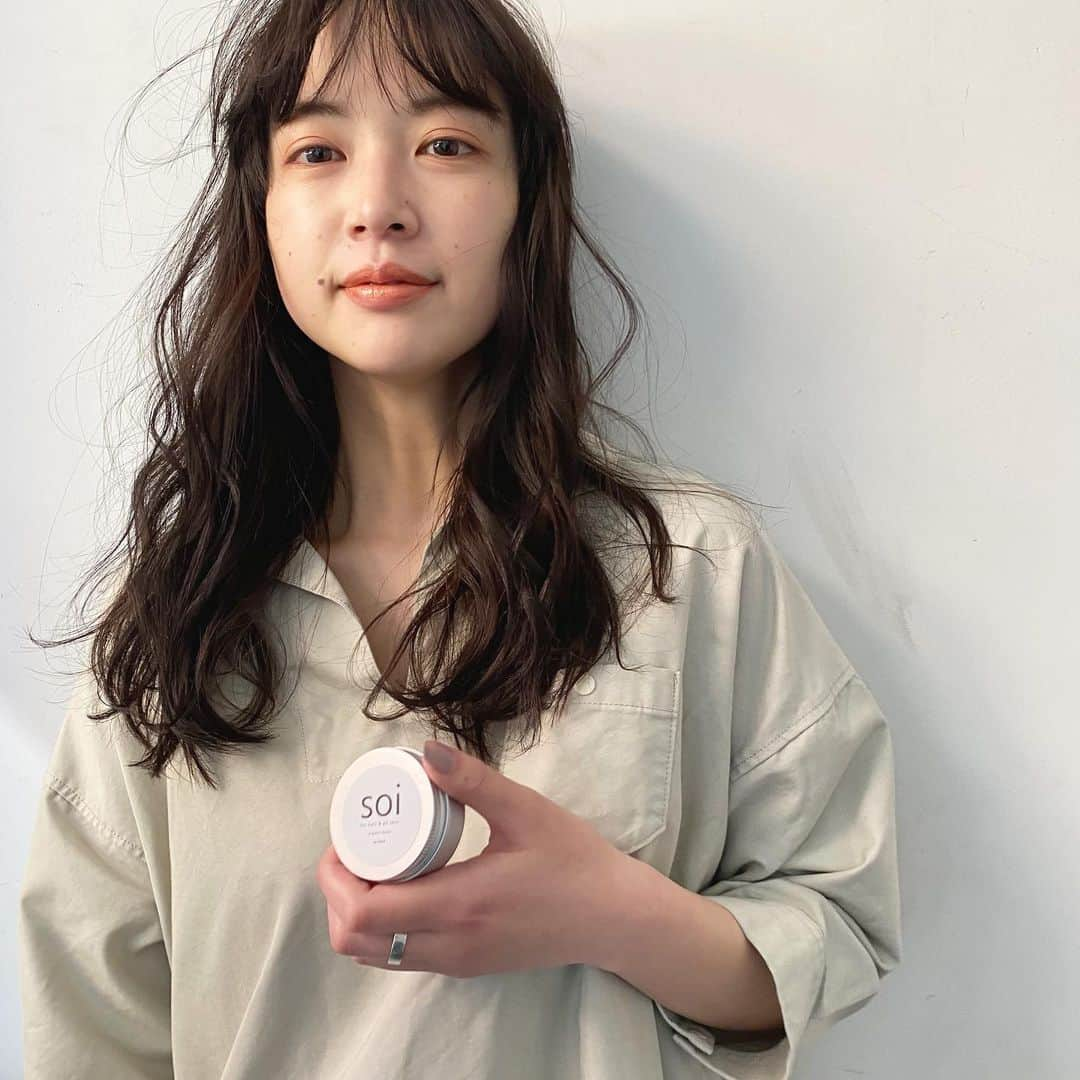 ELICA COLLECTIONのインスタグラム：「少し多めがおすすめ👌soibalm  #抜け感 #透明感 #ヘアケア #ヘアバーム  #ショート #シアバター #濡れ感 #soi #elica #ミツロウ #ナチュラルバーム #カジュアル #soioil #soibalm #アットコスメ #ヘアオイル  #ヘアワックス  #hairoil」