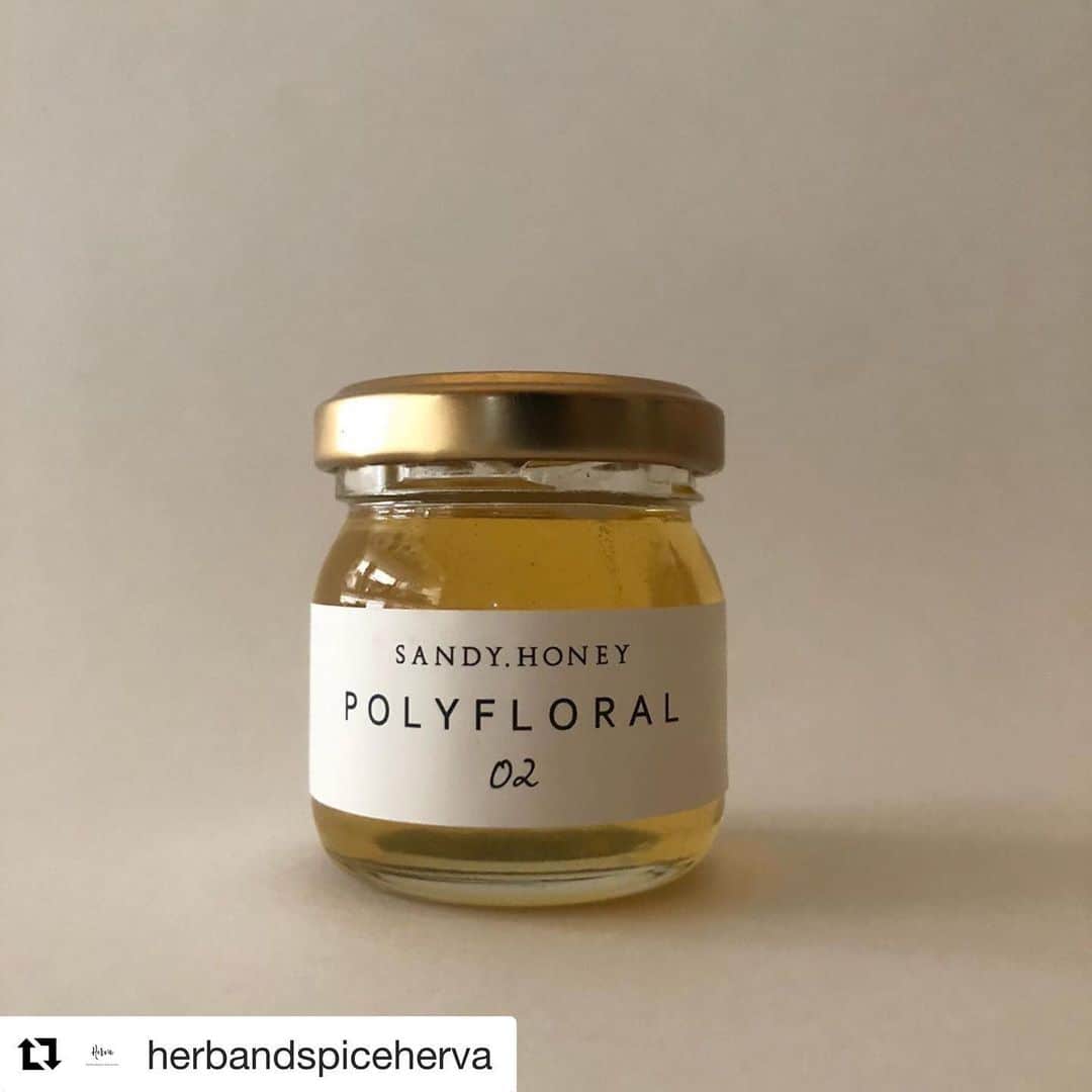 のインスタグラム：「#Repost @herbandspiceherva with 【スプーンマルシェボックス】 詳細は、トップページもしくは @herbandspiceherva へ。。 ・ ・ 参加者紹介1/5 ▶︎SANDY.HONEY 蜂を愛する @sandy_honeyがつくる、 採れたて高槻産の非加熱蜂蜜。 ・ ・ その年、季節によって風味やテクスチャーを変えて届けてくれます。 香りがとてもいいので、まずはそのまま香りを楽しんでから...🍯 ・ ・ 自分の子供の様に蜂の話をするSANDYHONEYさん、いつもそんな話を思い出しながら大事に頂いています🐝 ・ ・ そして、毎度HERVAを助けてもらい、今回も沢山助けて頂きました。 彼女の寛容さやセンスにはいつもはっとさせられる🙊 ・ ・ それぞれ、大きさ、味も変わります。170g大きいサイズは、単品でも購入可。瓶の蓋もお気に入り。 ・ ・ ・ ・ - - - - - - - - - - - - - - - - - - - - - - -  高槻でミツバチを育てながら 巣の中で熟成された蜂蜜を全て手作業で 瓶詰めしています。  季節の移ろいと共に咲く花が変わり蜂蜜の味や香り 色も刻々と変化していきます。 熱を加えず、何も足さず自然とミツバチの恵みを そのまま味わっていただけたらと思います。  百花蜜は色の違いで01,02,03のラベルに分けています。 一番濃い色から01,02,03です。天候や花の咲き具合により 毎年味も香りも違う一期一会のものです。 🥄スプーンマルシェボックス (お試しセット) ・ ・ ▶02百花蜜　　50ｇ (桜、菜の花、レンゲなどから採れた百花蜜)  春らしい花の香りが心地良くフルーティな甘さが特徴です 🥄スプーンマルシェボックス  03百花蜜　　170ｇ  ヘアリーベッチ、クローバーなどから採れたはちみつ クセがなく爽やかな甘さとふんわりと広がる花の香りが特徴です  #スプーンマルシェ#ボックス#オンライン#夏のギフト#sandyhoney#はちみつ#rawhoney#高槻」