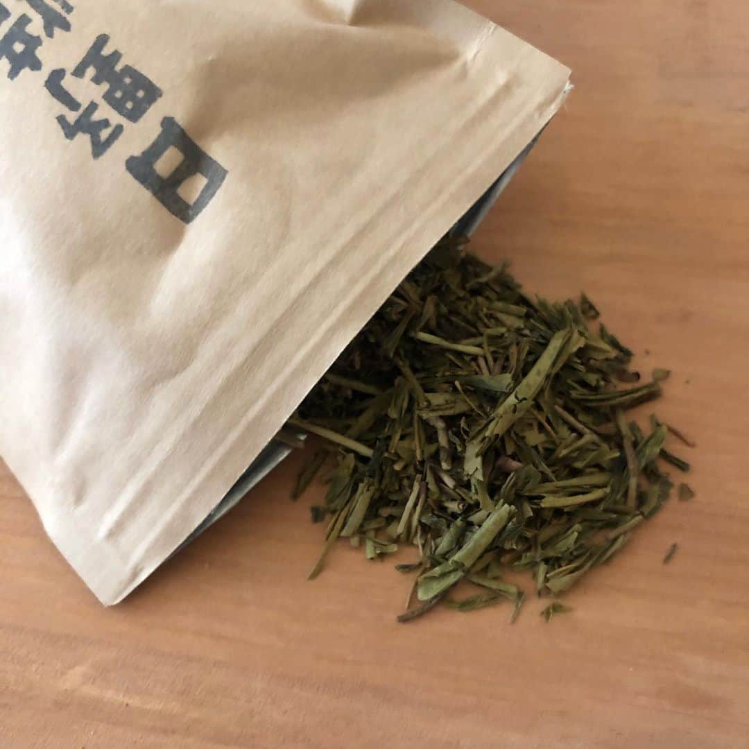 HERVA AKICOさんのインスタグラム写真 - (HERVA AKICOInstagram)「#Repost @herbandspiceherva with 【スプーンマルシェボックス】 詳細は、トップページもしくは @herbandspiceherva へ。。 ・・・ 【スプーンマルシェボックス】 参加者紹介2/5 ▶︎にほんちゃギャラリーおかむら  日本各地のお茶畑を回って、ブレンドではなく農家さんのお茶を味と香り、物語をお届けしてくれるお茶屋さん ・ ・ おかむらさんは昨年のスプーンマルシェに出店していただいてからのご縁で、お茶の様にほっこり、丁寧にお茶の話をして下さいます。もちろん、それぞれに合わせて飲み方も教えてくれます。  今回は、砂入製法の焙じ茶。  もちろん焙じ茶の香ばしさもあるのだけれど、後味というか味わい途中に爽やかな茶葉の香りも楽しめて、すごく丁寧に作られたんだなぁ。と、味わい深いお茶です。 水出しも出来るので、ホット、アイスでも楽しめます。  お試しセットには50g, マルシェセットには100g 単品での販売も可能です。 ・ ・ - - - - - - - - - - - - - - - -  茶農家をめぐりセレクトしたお茶を、農家の物語とともに ご紹介しています。 🥄スプーンマルシェボックスお試しセットは50g 🥄スプーンマルシェボックス(大)は100g ▶日野焙じ茶 （滋賀県産　無農薬・化学肥料不使用）  職人の勘がたよりの砂炒り製法で 香り良く仕上がった焙じ茶です。 滋賀県日野町・満田久樹さん作。 長年農薬と化学肥料を使わず栽培した、 胸につかえずさっぱり楽しめる在来種が 原料です。  水出しも◎  #スプーンマルシェ#オンライン#作り手と買い手を繋ぐ#知る事で豊かに#高槻#福寿舎#不開催#からのボックス##sandyhoney#にほんちゃギャラリーおかむら#乾物屋スモール#天然酵母ひねもすぱん#setoka#HERVA#🥄」6月22日 11時06分 - herva_akiko